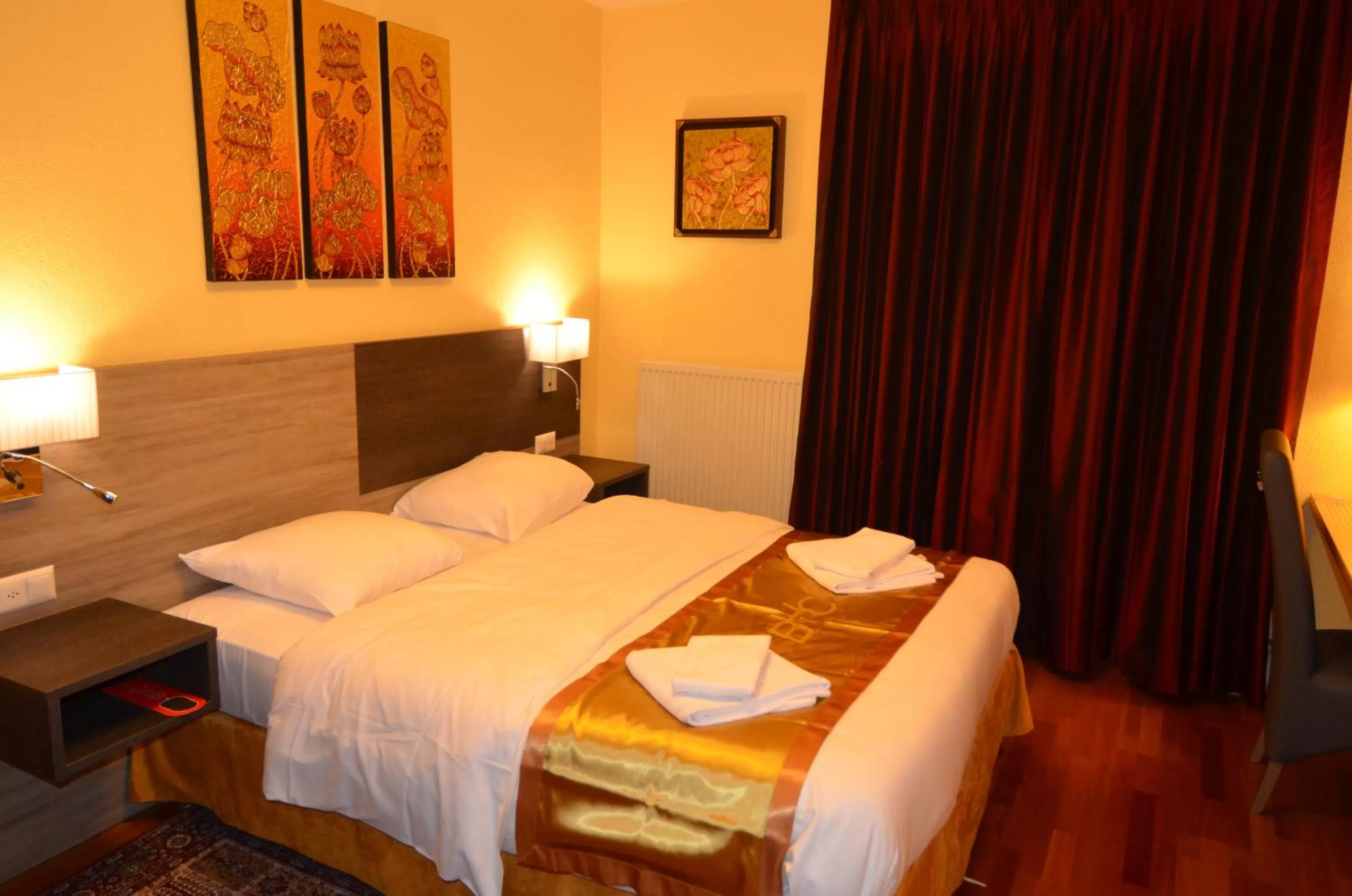 Photo of the whole room, Bed in Beausite