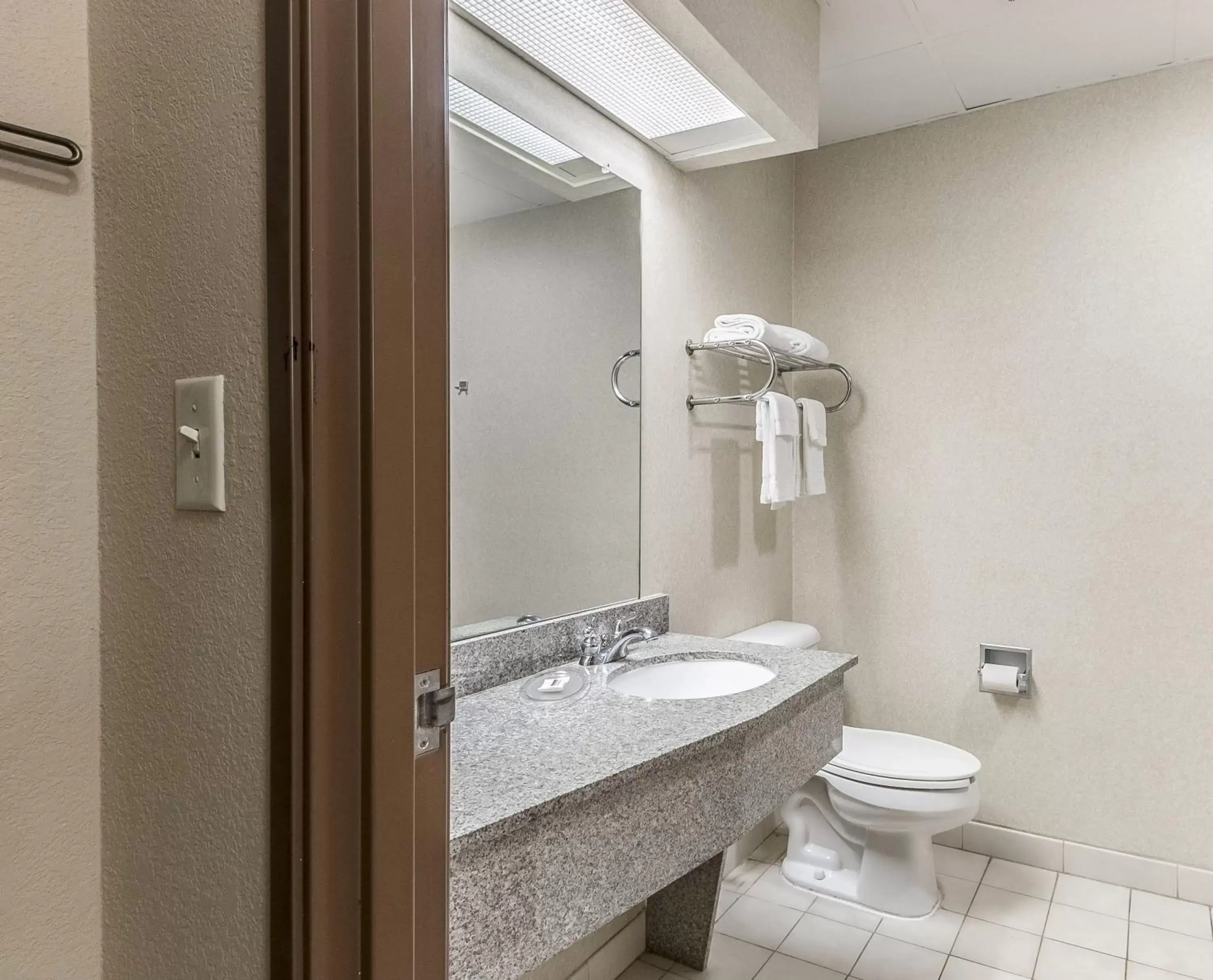 Bathroom in Red Roof Inn & Suites Hinesville - Fort Stewart