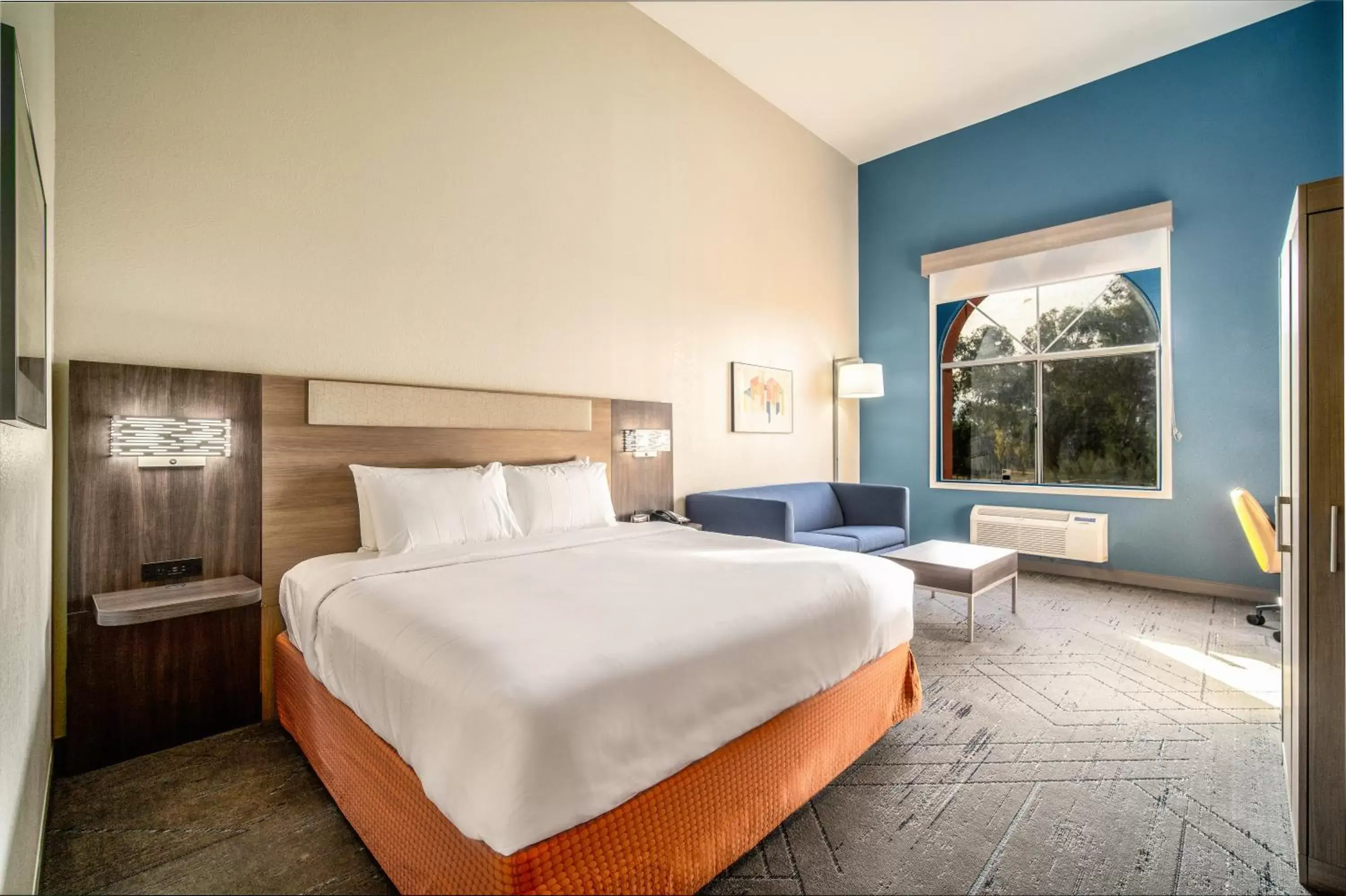 Bed in Holiday Inn Express & Suites Phoenix - Mesa West, an IHG Hotel
