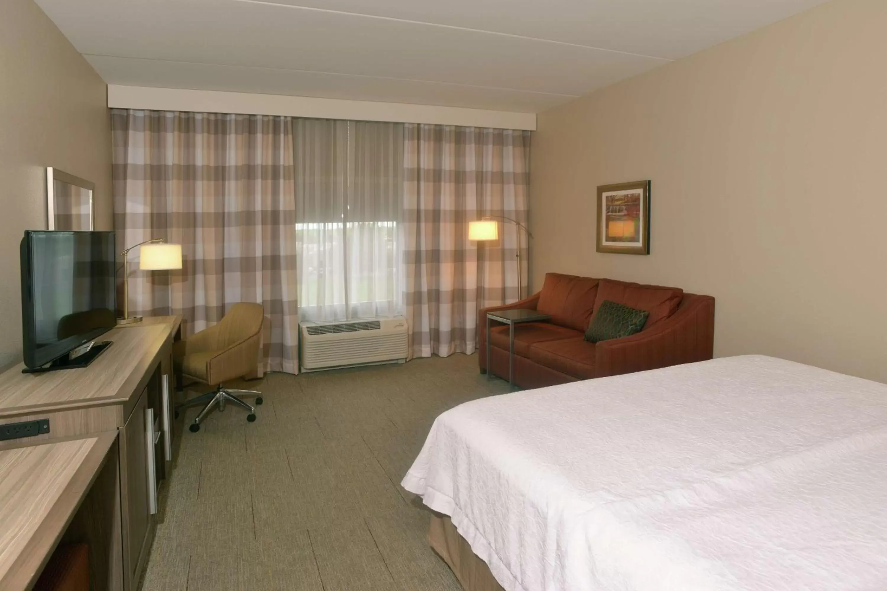 Bedroom in Hampton Inn Springfield-Southeast, MO