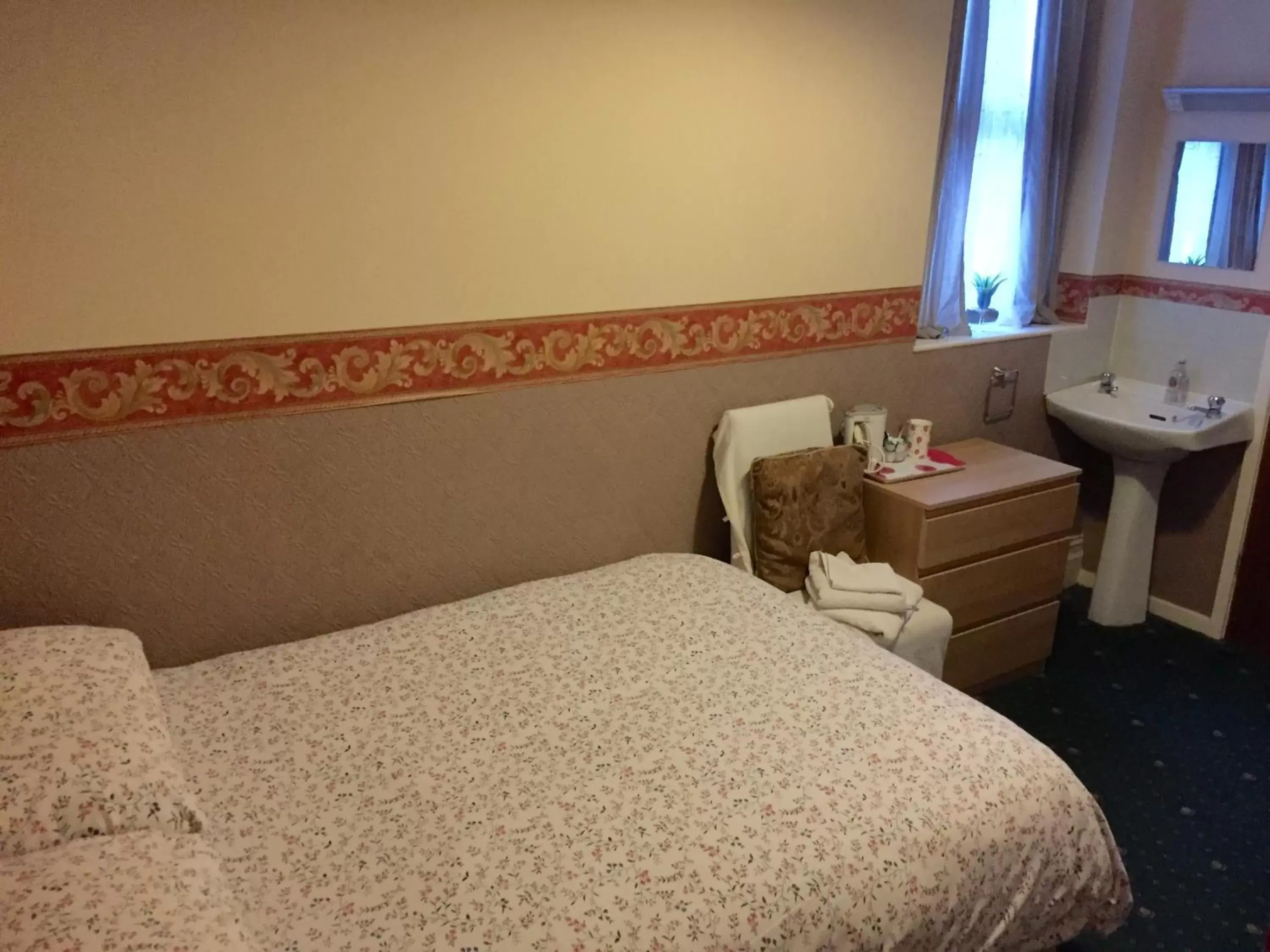 Single Room with Private Bathroom in West Vale Villa