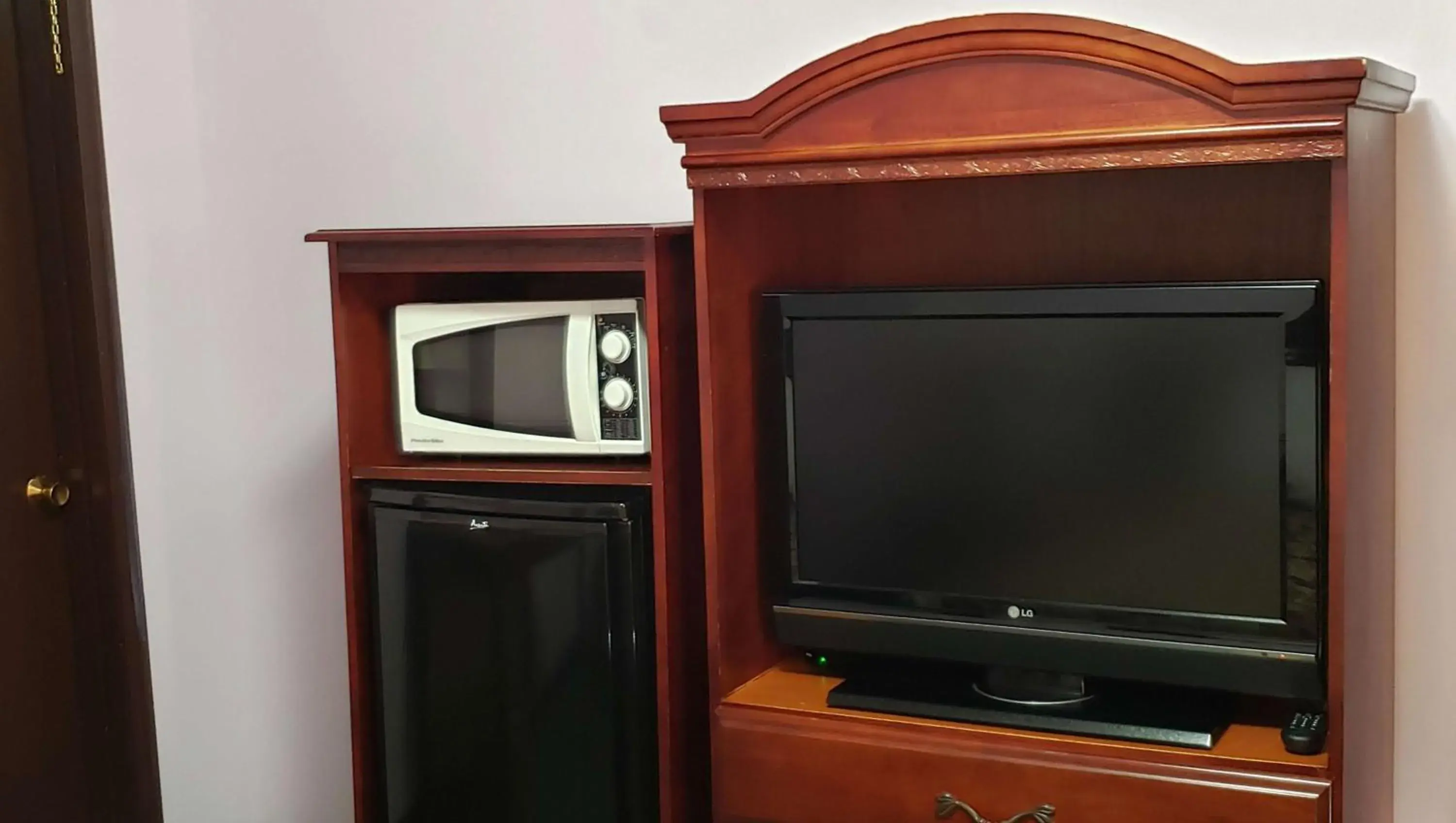 Photo of the whole room, TV/Entertainment Center in Windmill Inn Lynden