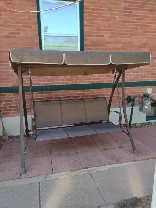 Seating area in Quiet FULL-SIZE bed close to town 420 friendly