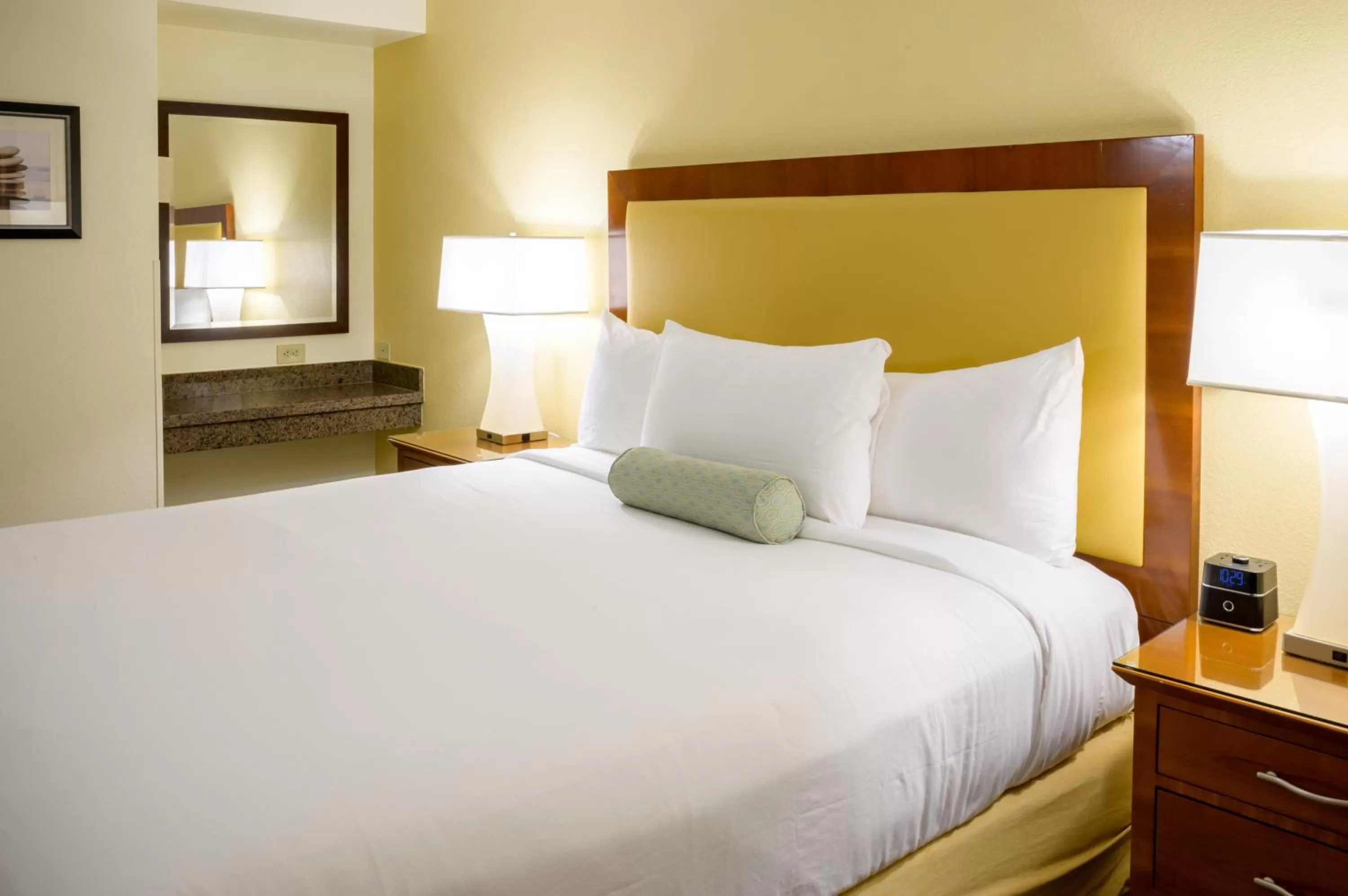 Bed in Airtel Plaza Hotel