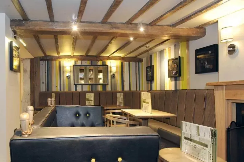 Restaurant/places to eat, Lounge/Bar in The King's Head Hotel Wetherspoon