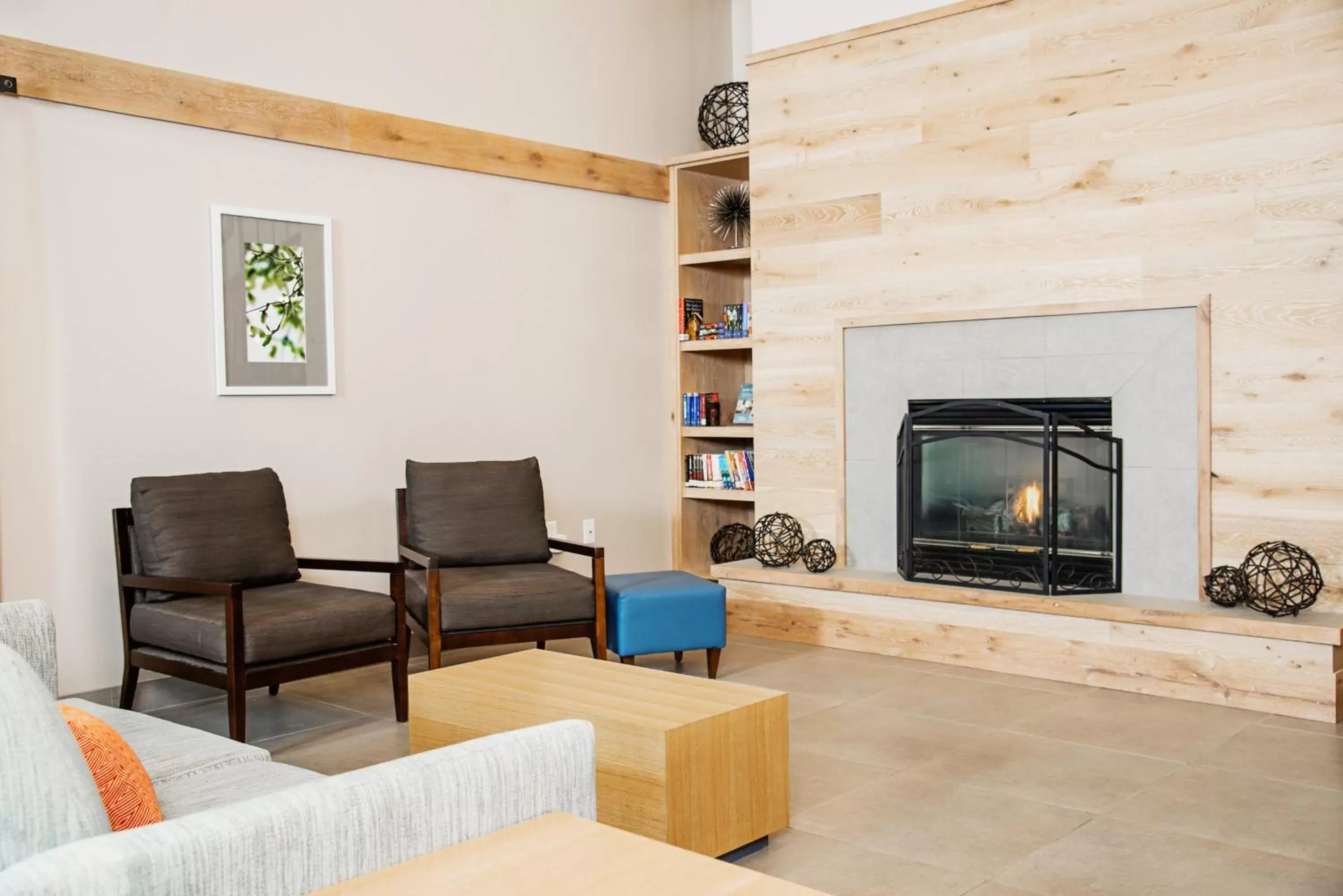 Lobby or reception, Seating Area in Country Inn & Suites by Radisson, Milwaukee West (Brookfield), WI