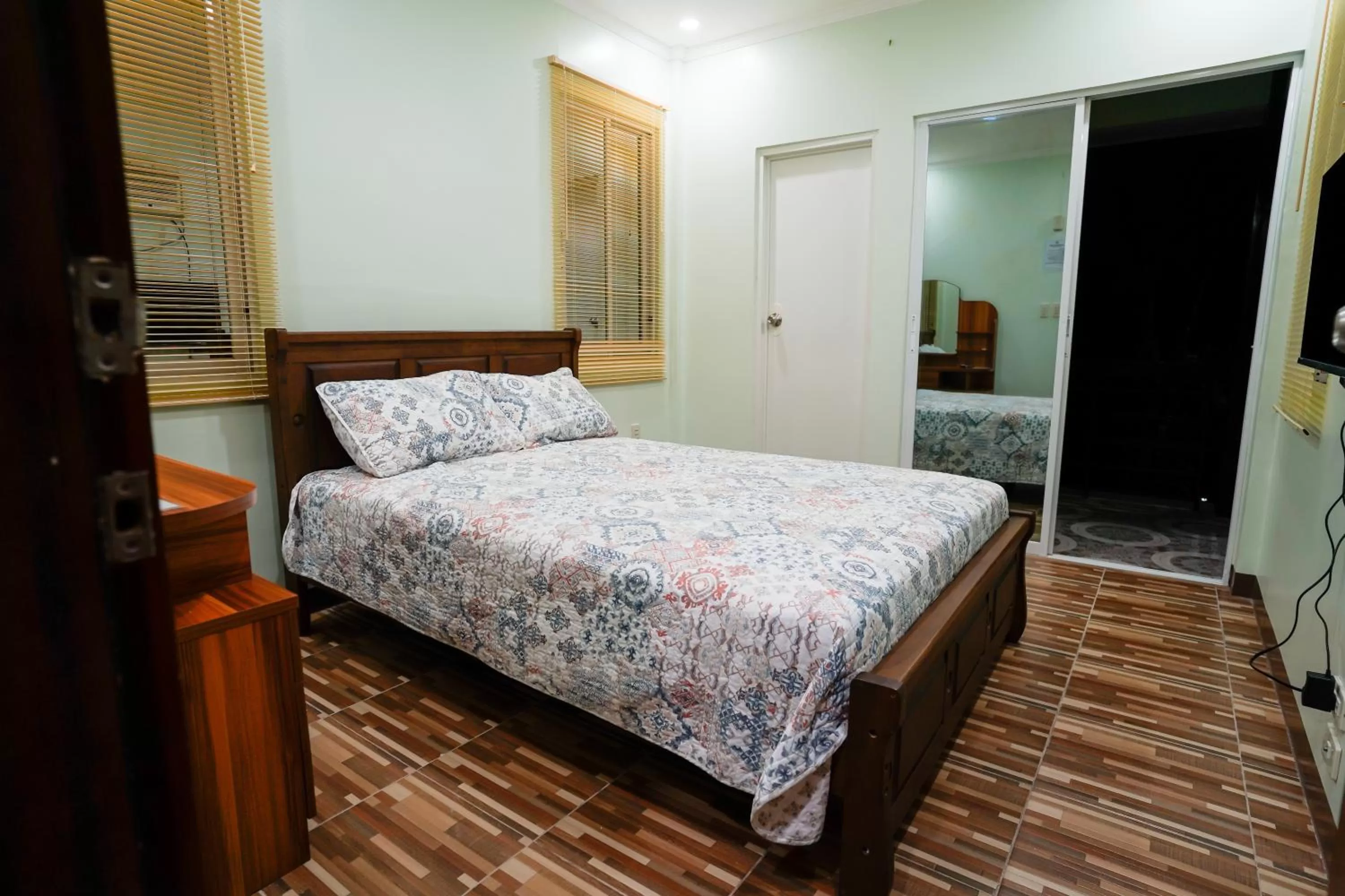 Photo of the whole room, Bed in MS Mountain Cabin