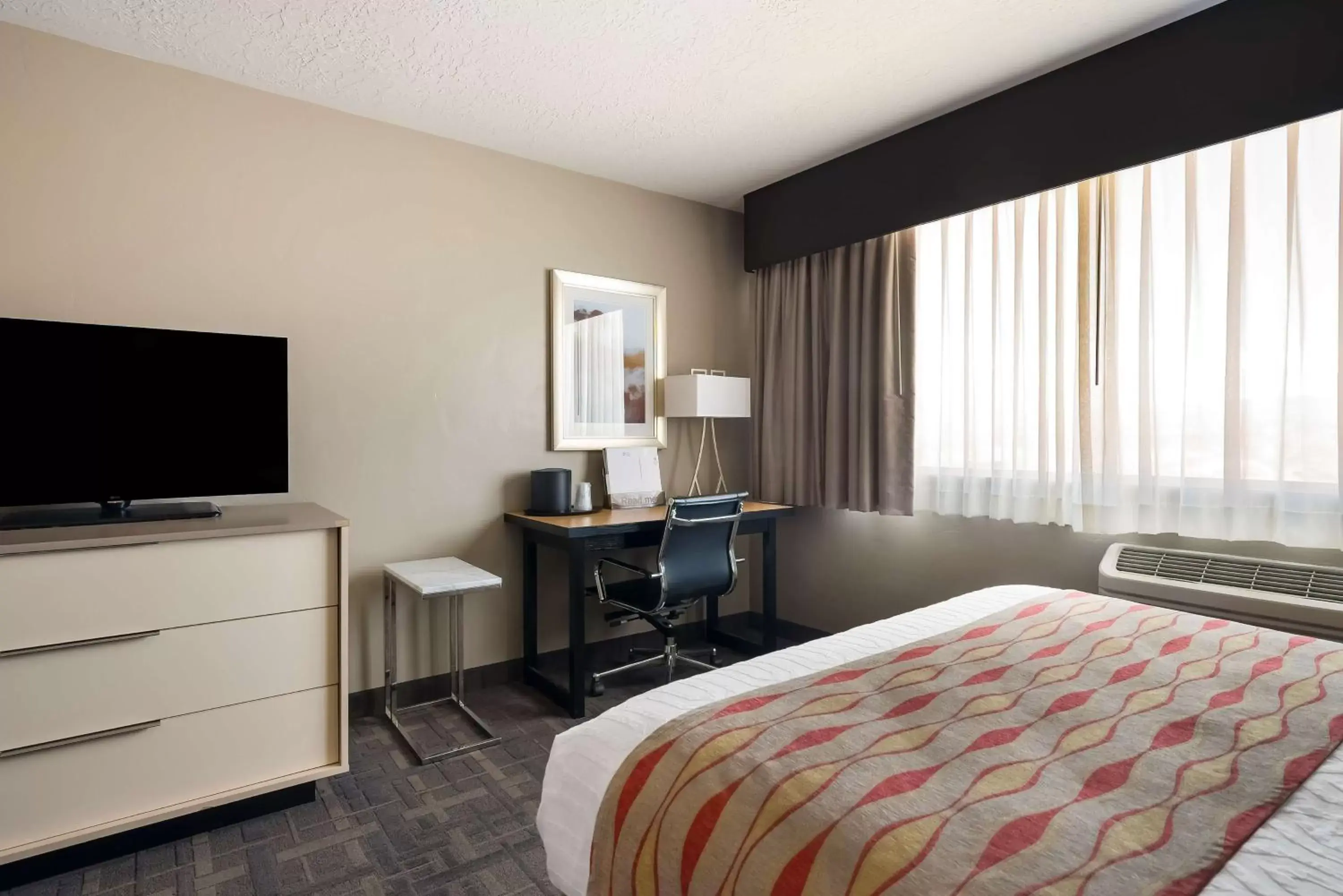 Bedroom, TV/Entertainment Center in Best Western Plus Landmark Hotel