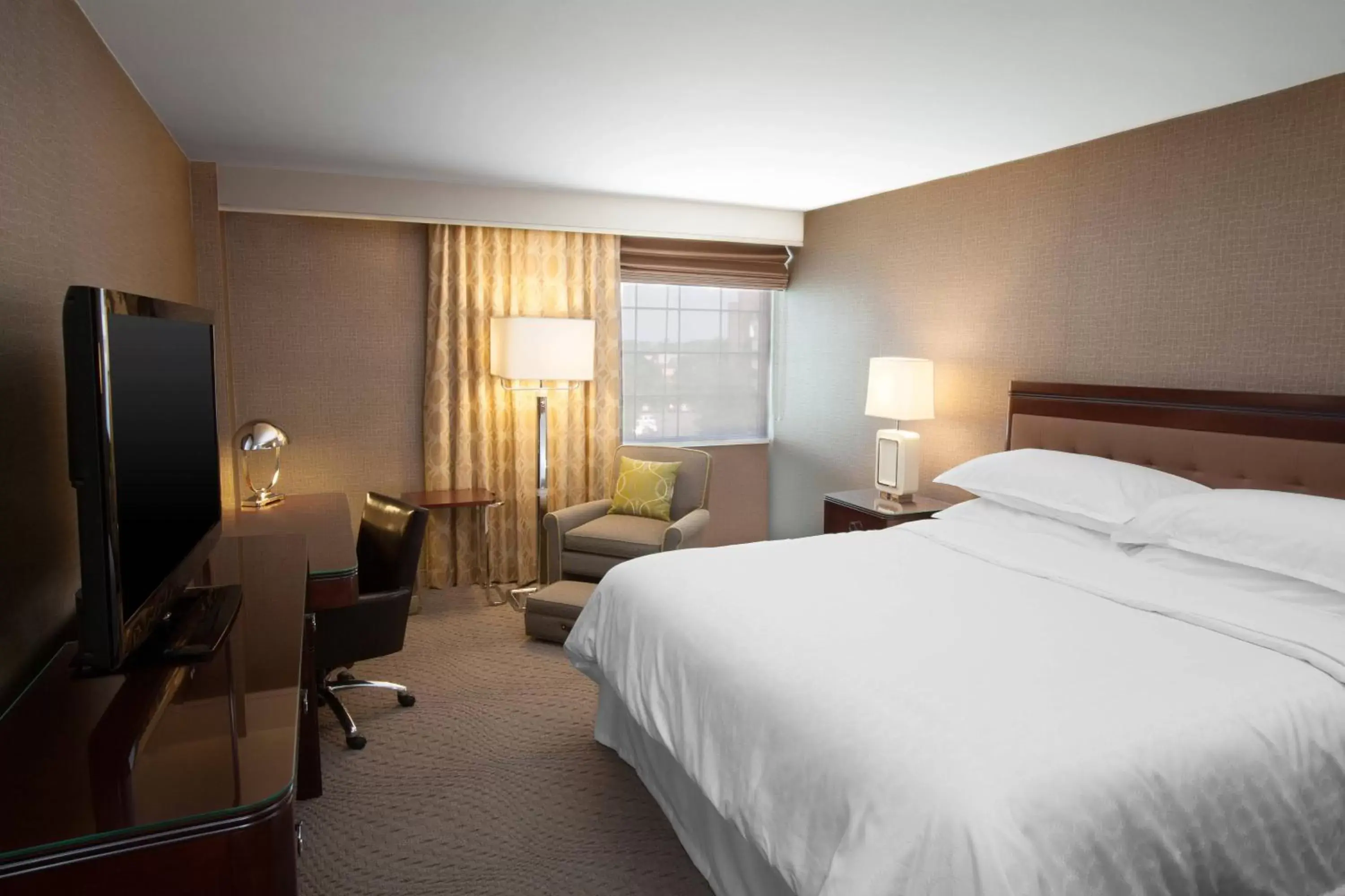 Photo of the whole room, Bed in Sheraton Pittsburgh Airport Hotel