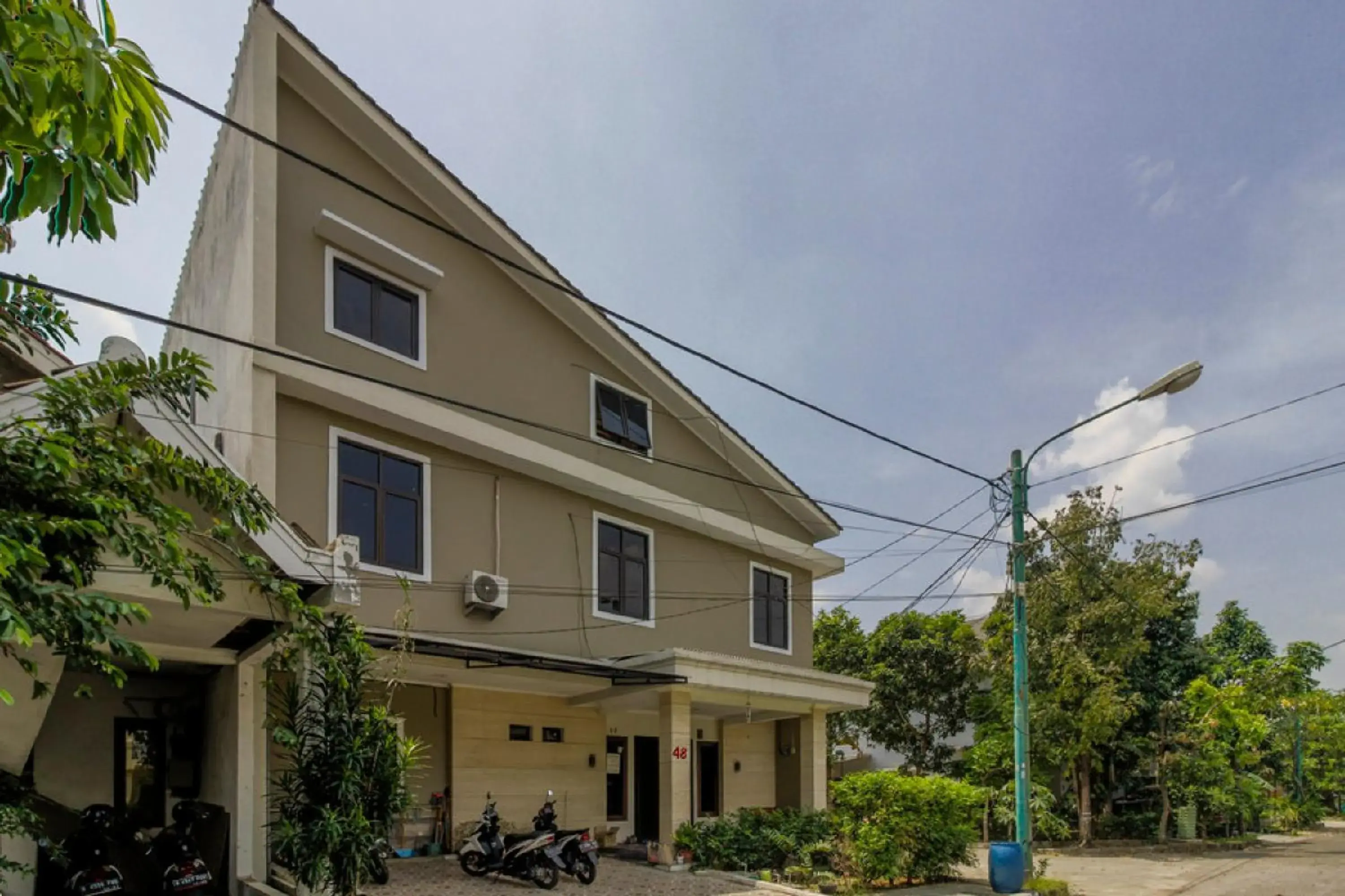 Property building in RedDoorz Plus near Lippo Cikarang Mall Property building in RedDoorz Plus near Lippo Cikarang Mall