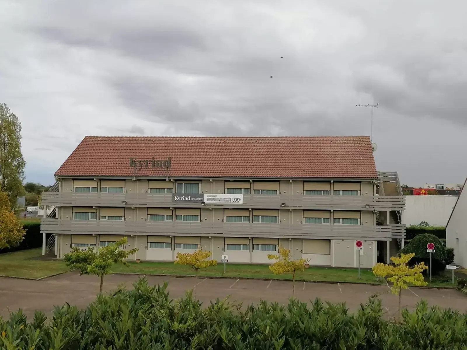 Facade/entrance, Property Building in KYRIAD Issoudun