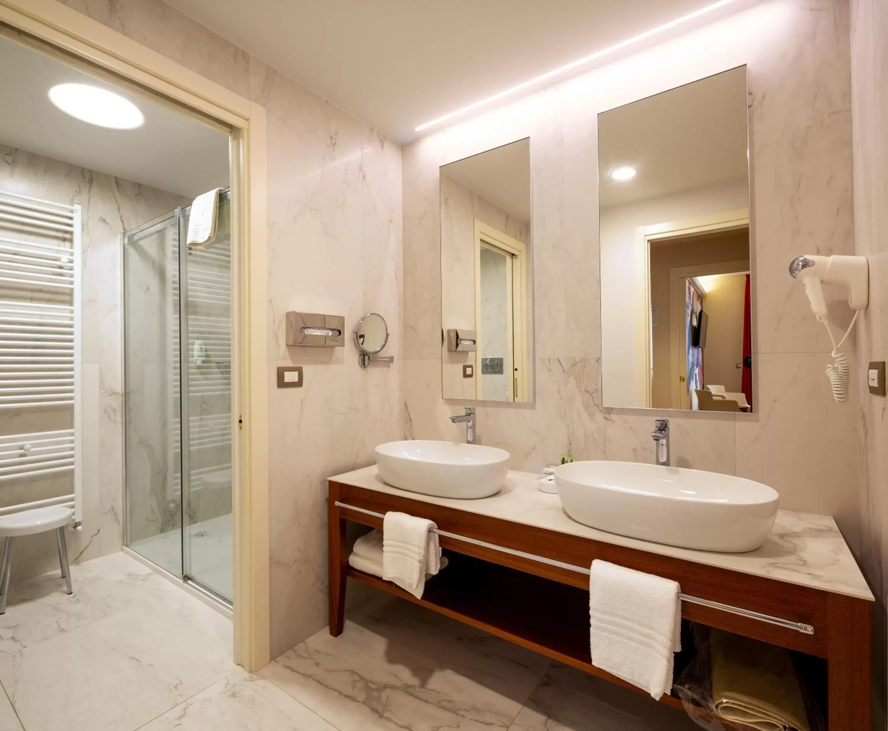 Shower, Bathroom in Best Western Hotel Nazionale