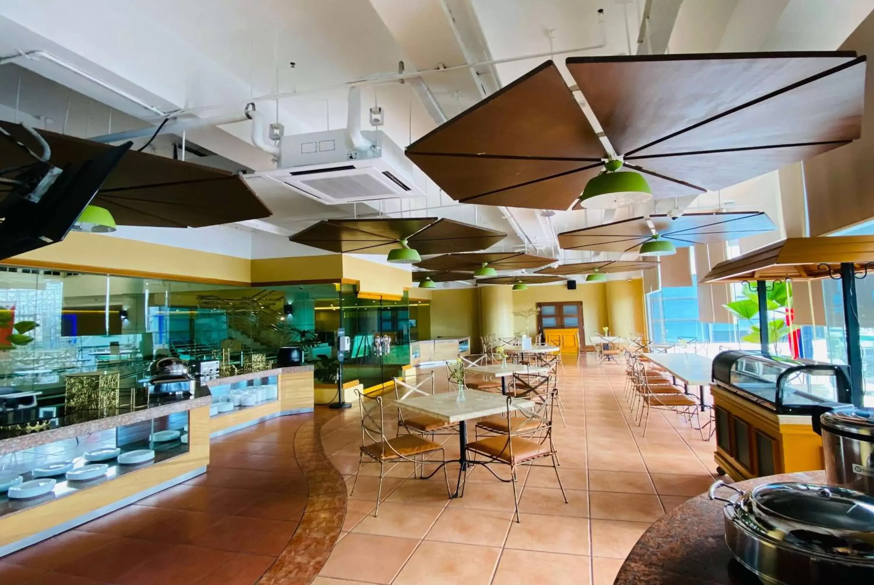 Restaurant/Places to Eat in Days Hotel by Wyndham Iloilo