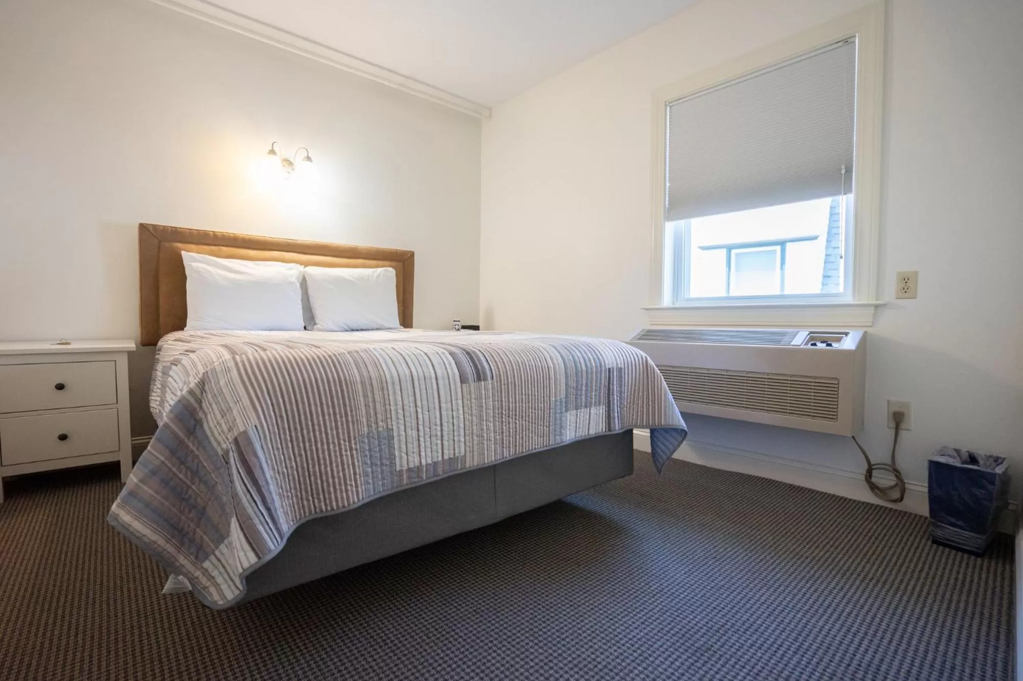 Bedroom, Bed in Rhea's Inn