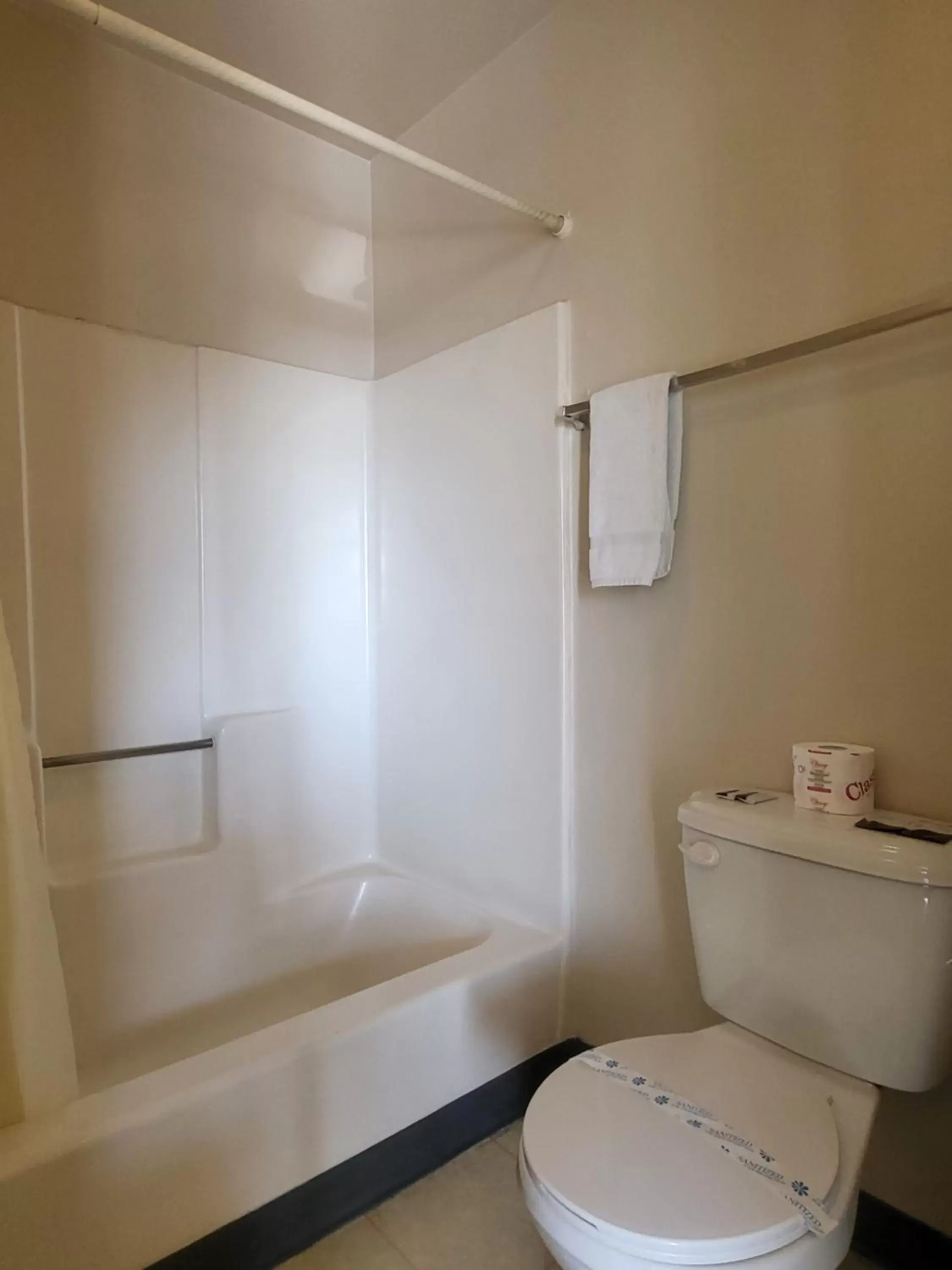 Shower, Bathroom in Star Inn Barstow