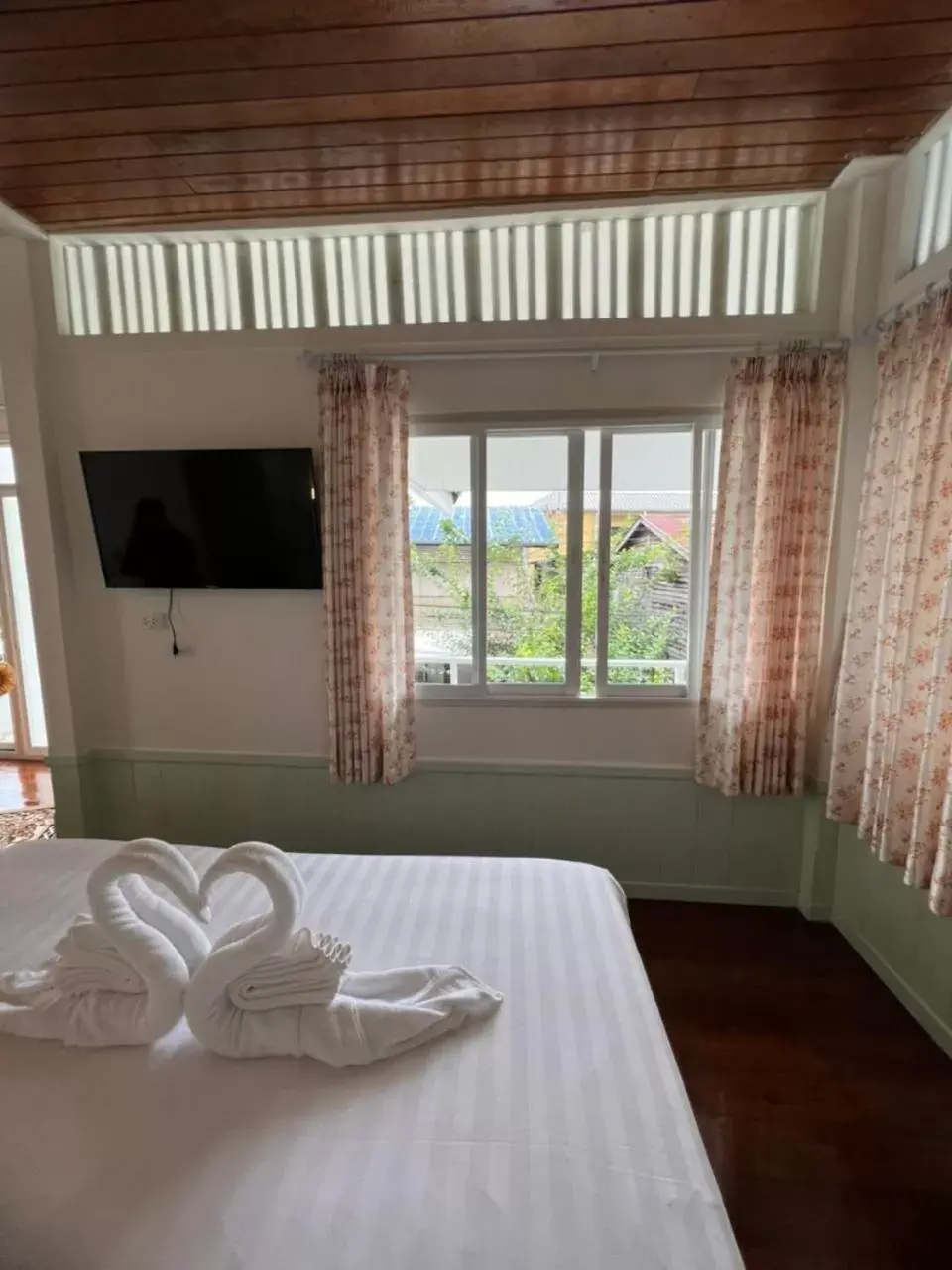 Deluxe Double Room with Balcony in RoomQuest Rim Praya Dinsor Road Deluxe Double Room with Balcony in RoomQuest Rim Praya Dinsor Road
