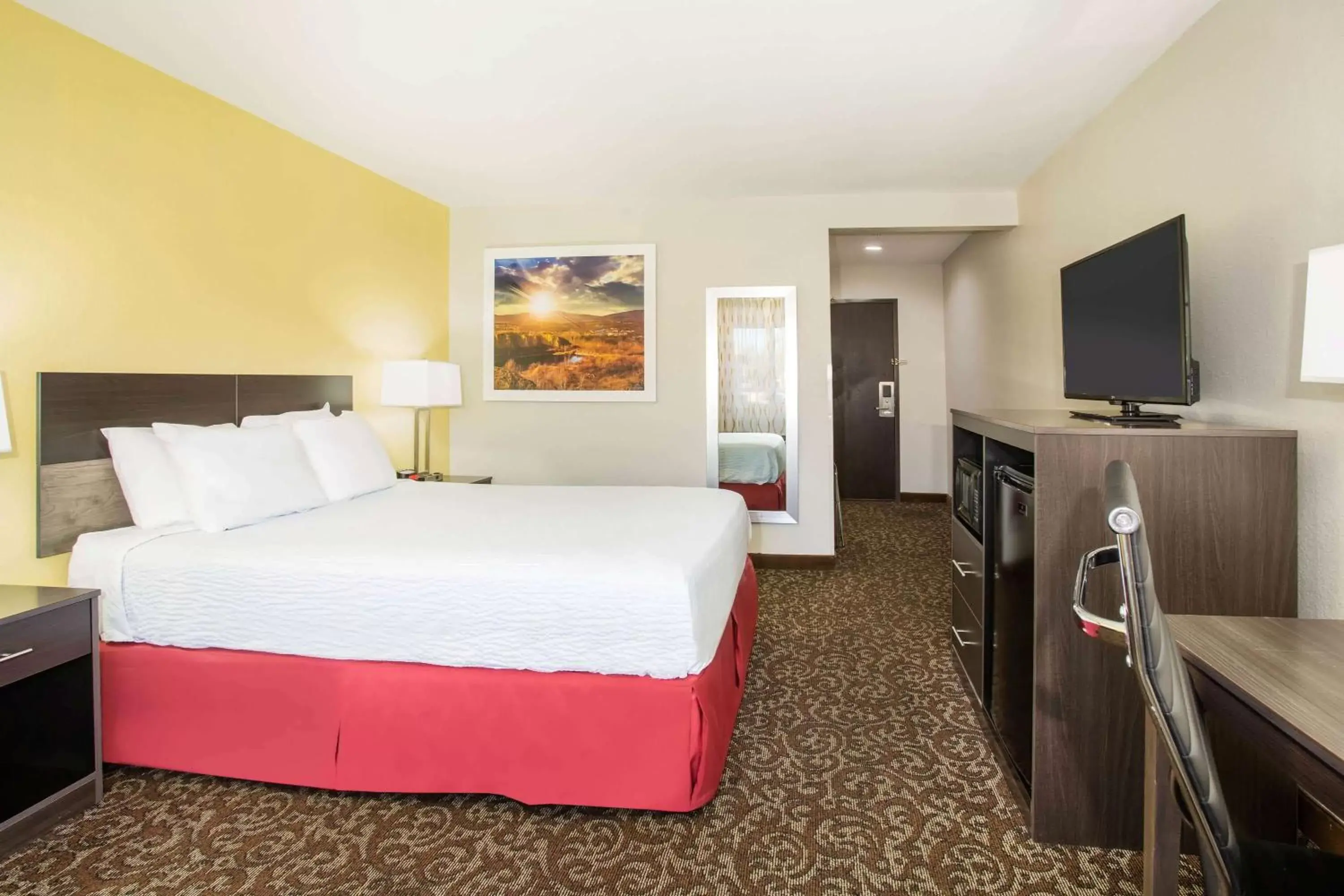 Photo of the whole room, Bed in Days Inn by Wyndham Phoenix North