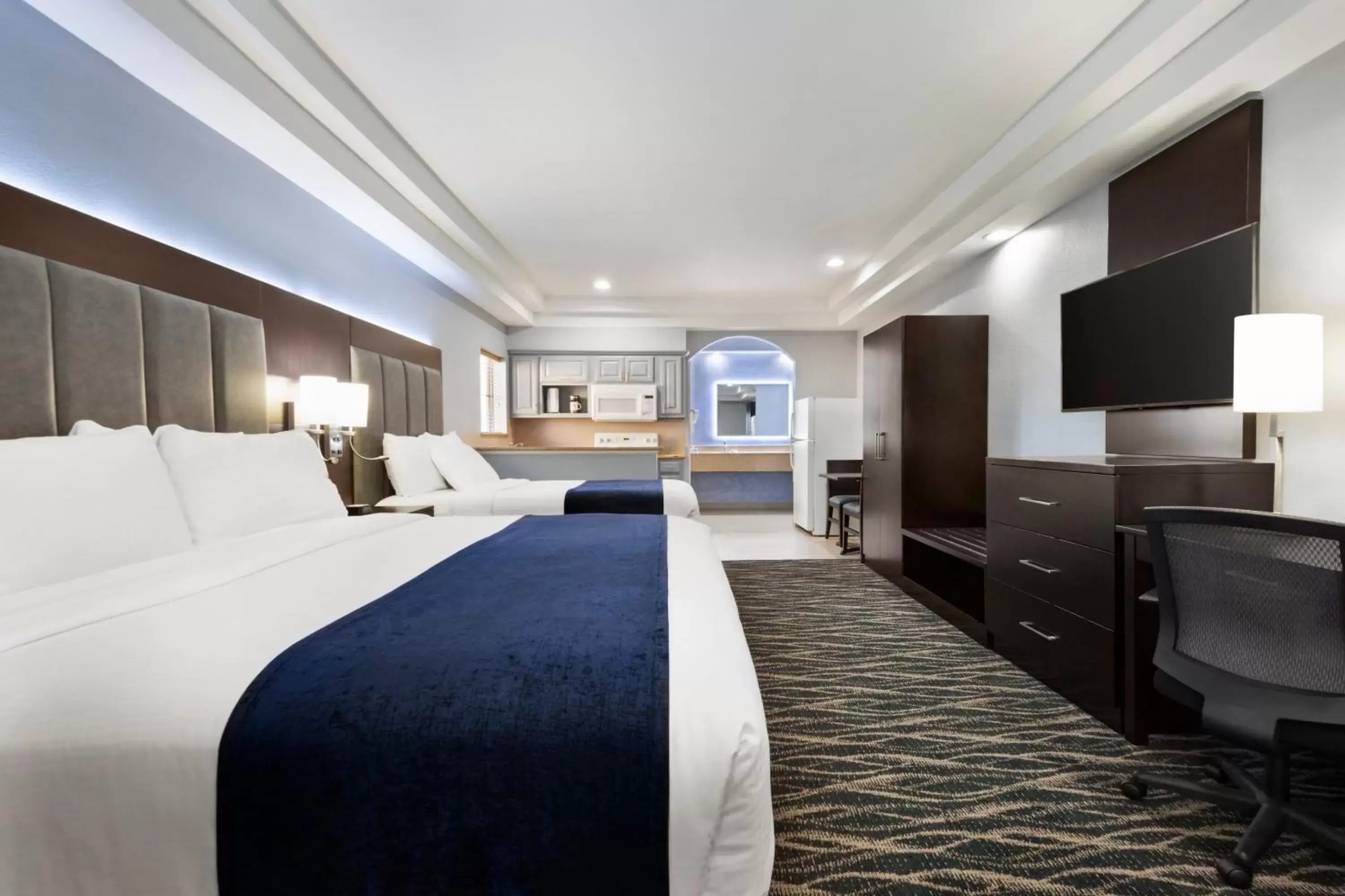 Photo of the whole room, Bed in Days Inn & Suites by Wyndham Houston Hobby Airport