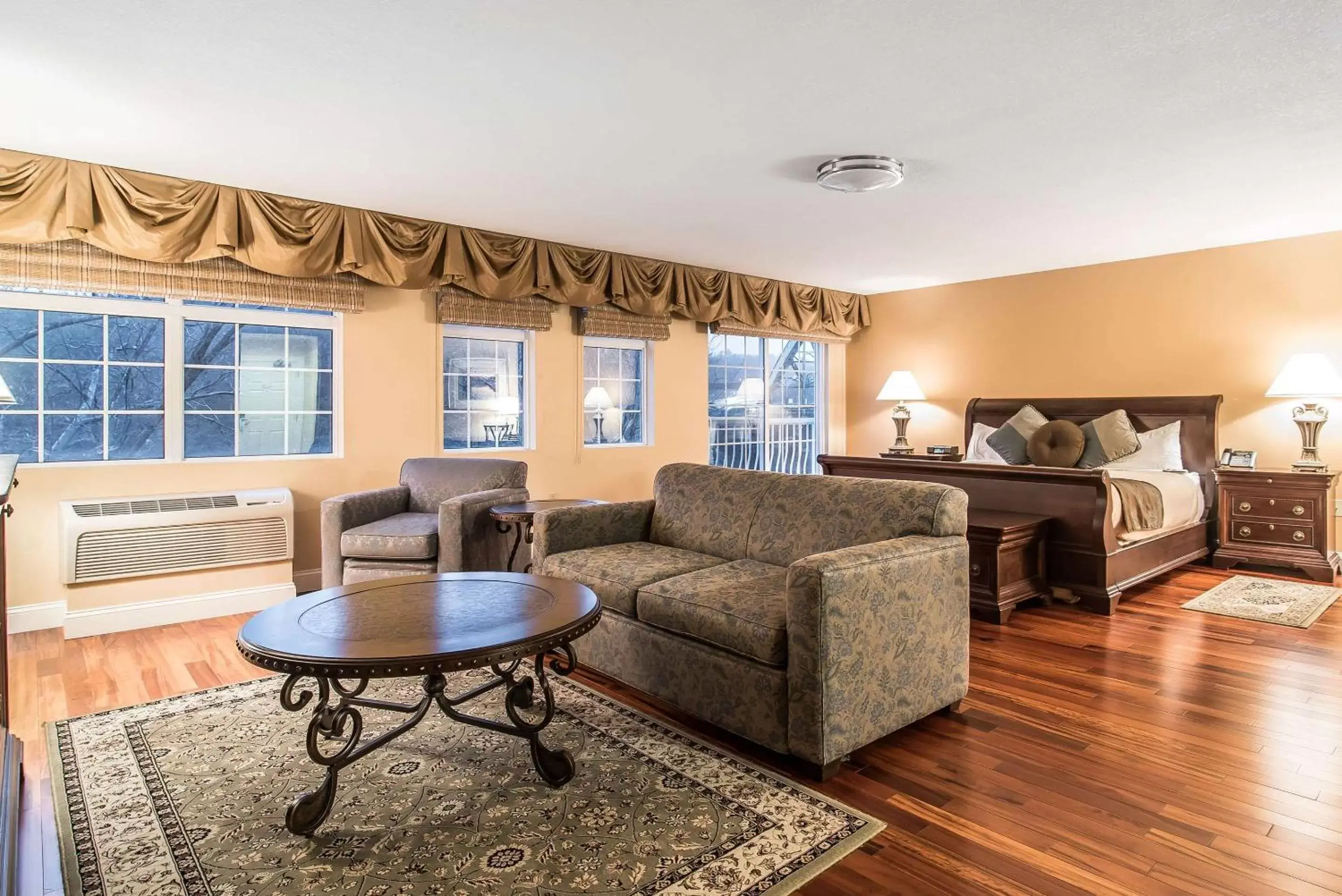 Photo of the whole room, Seating Area in Riverside Hotel, Ascend Hotel Collection