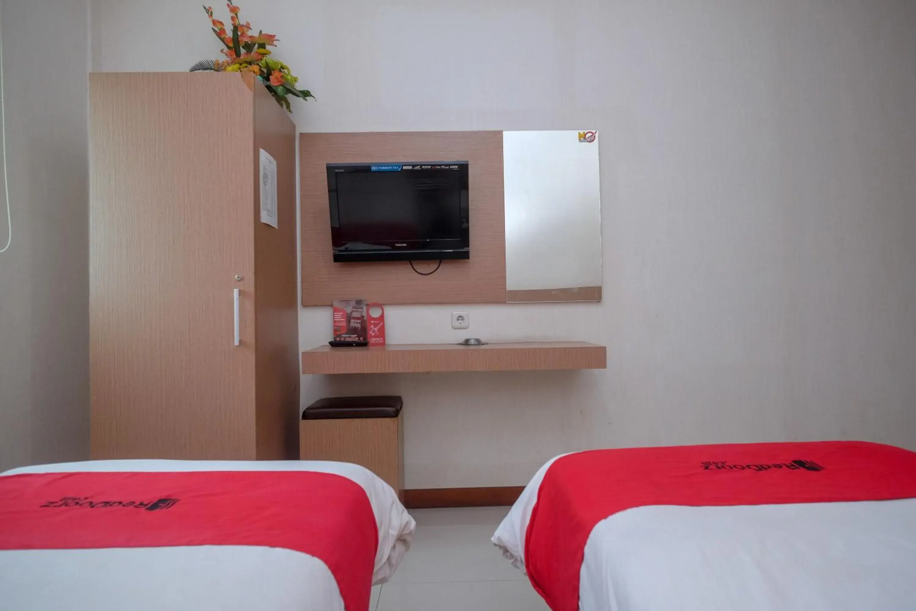 Bedroom, Bed in RedDoorz @ Pengayoman Panakkukang 2