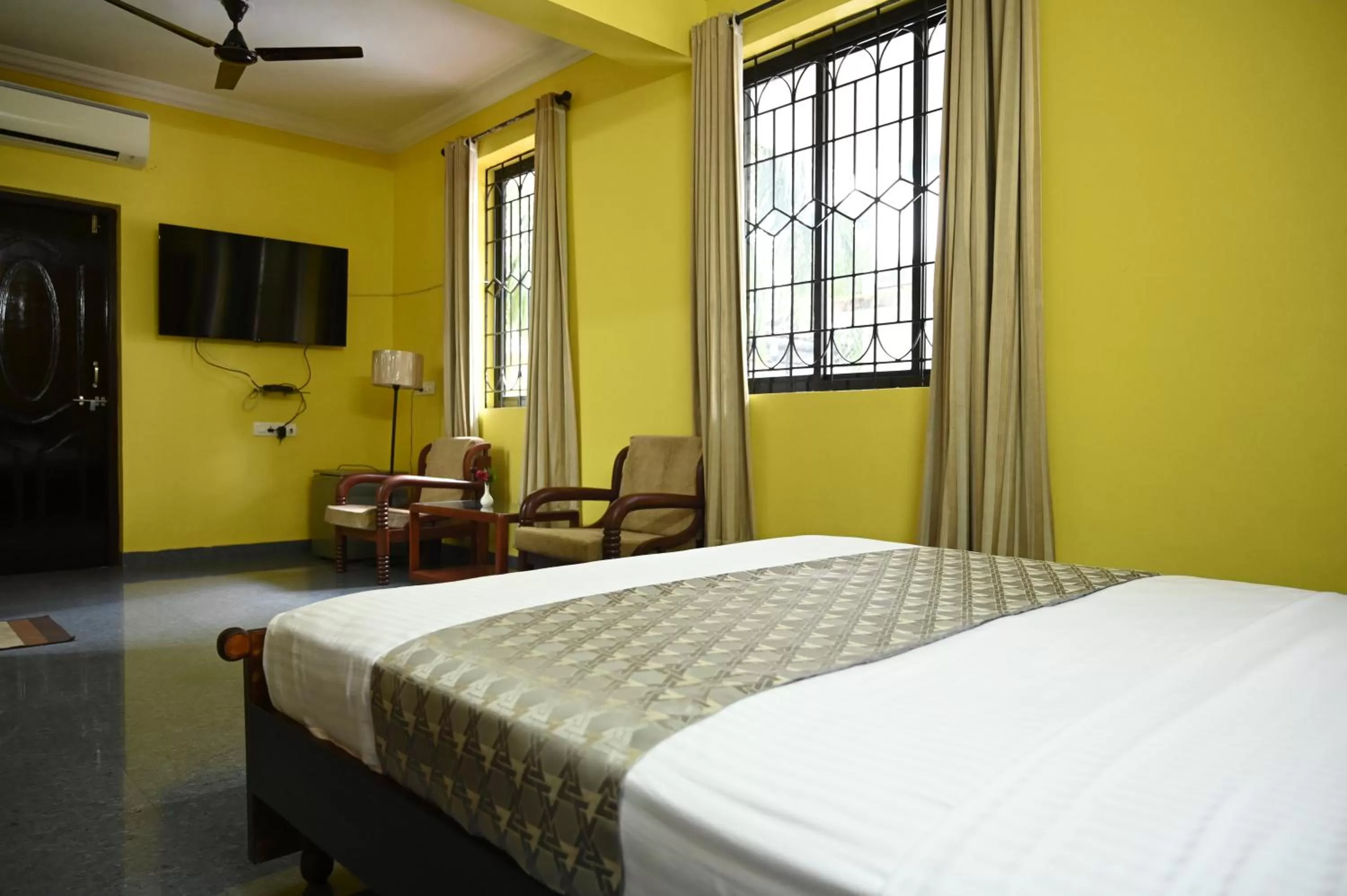Communal lounge/ TV room, Bed in Hotel Siesta De Goa