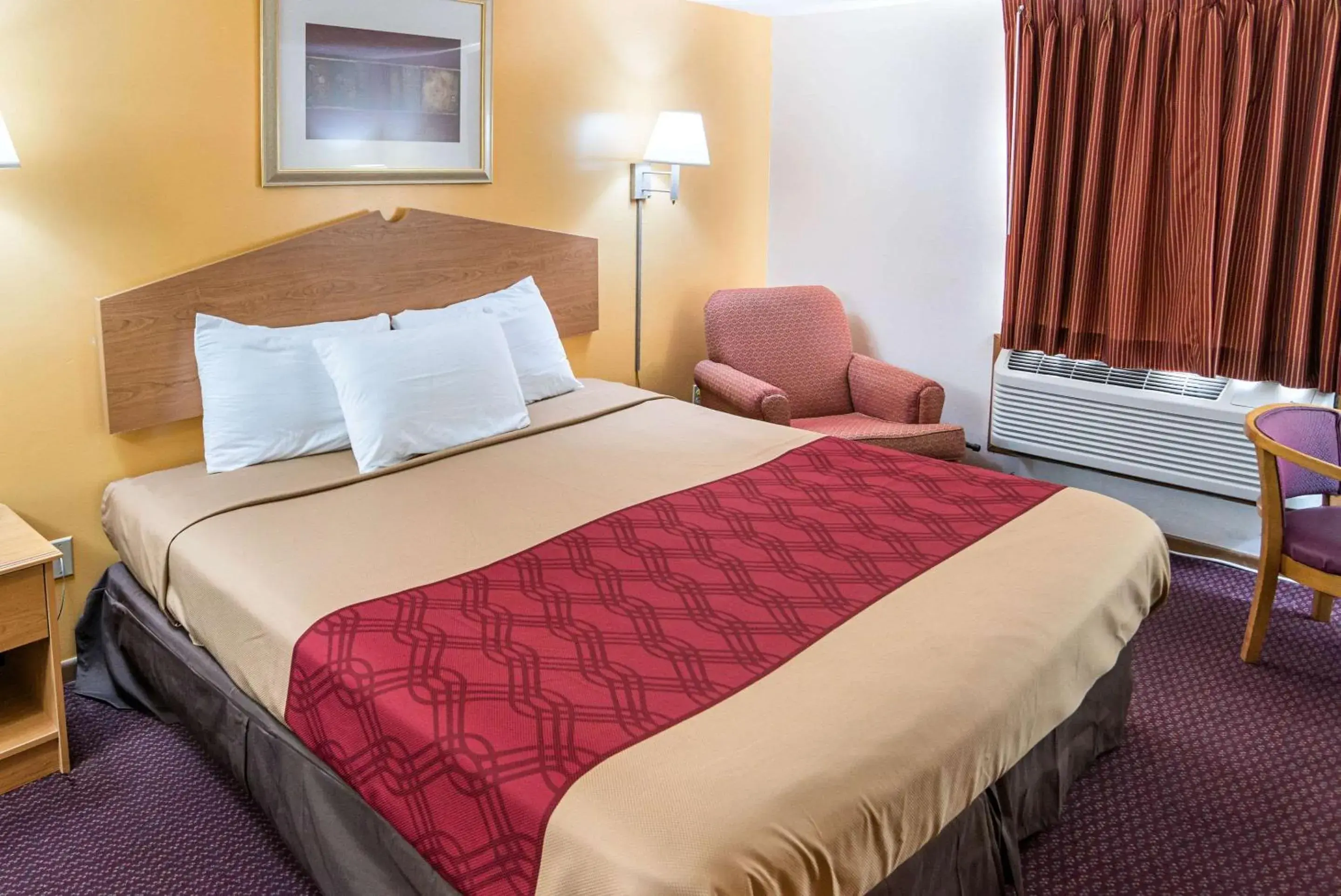 Photo of the whole room, Bed in Rodeway Inn & Suites Photo of the whole room, Bed in Rodeway Inn & Suites