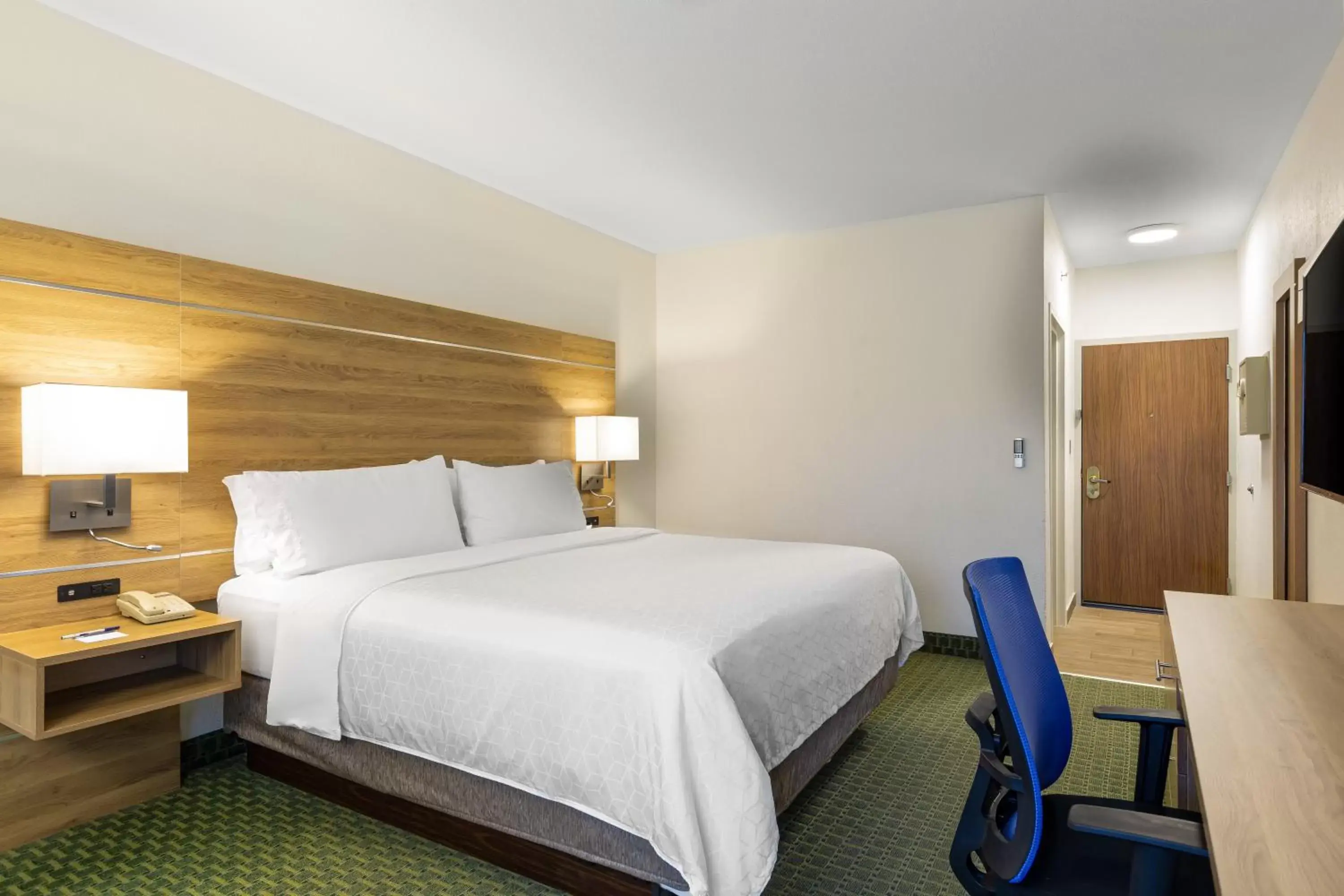 Photo of the whole room, Bed in Holiday Inn Express San Jose Airport, an IHG Hotel