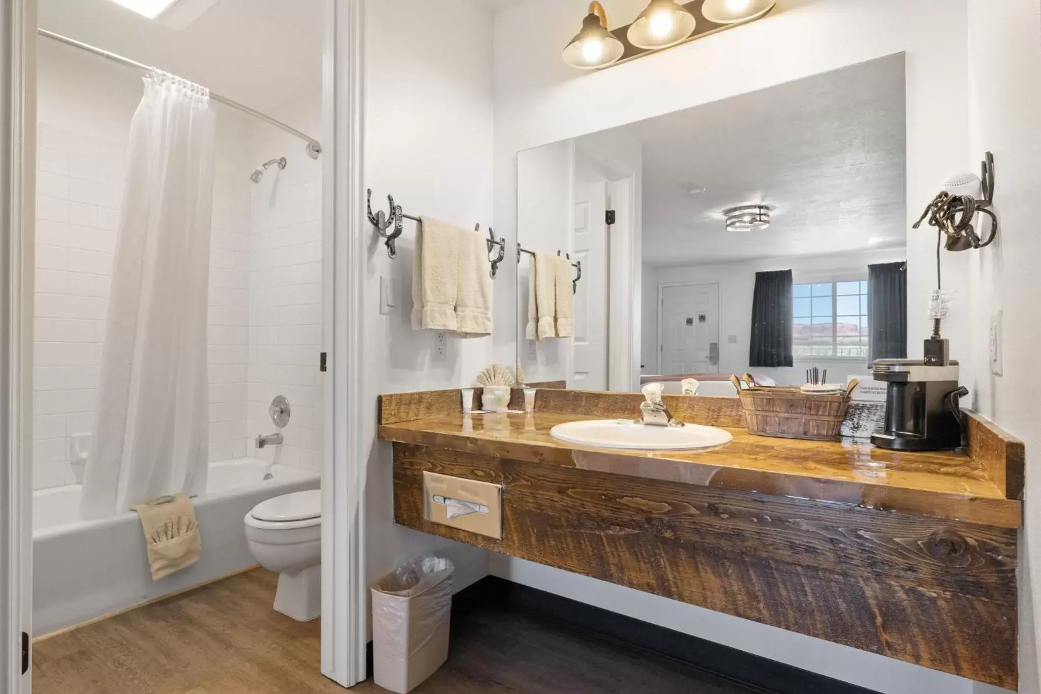 Shower, Bathroom in Broken Spur Inn & Steakhouse