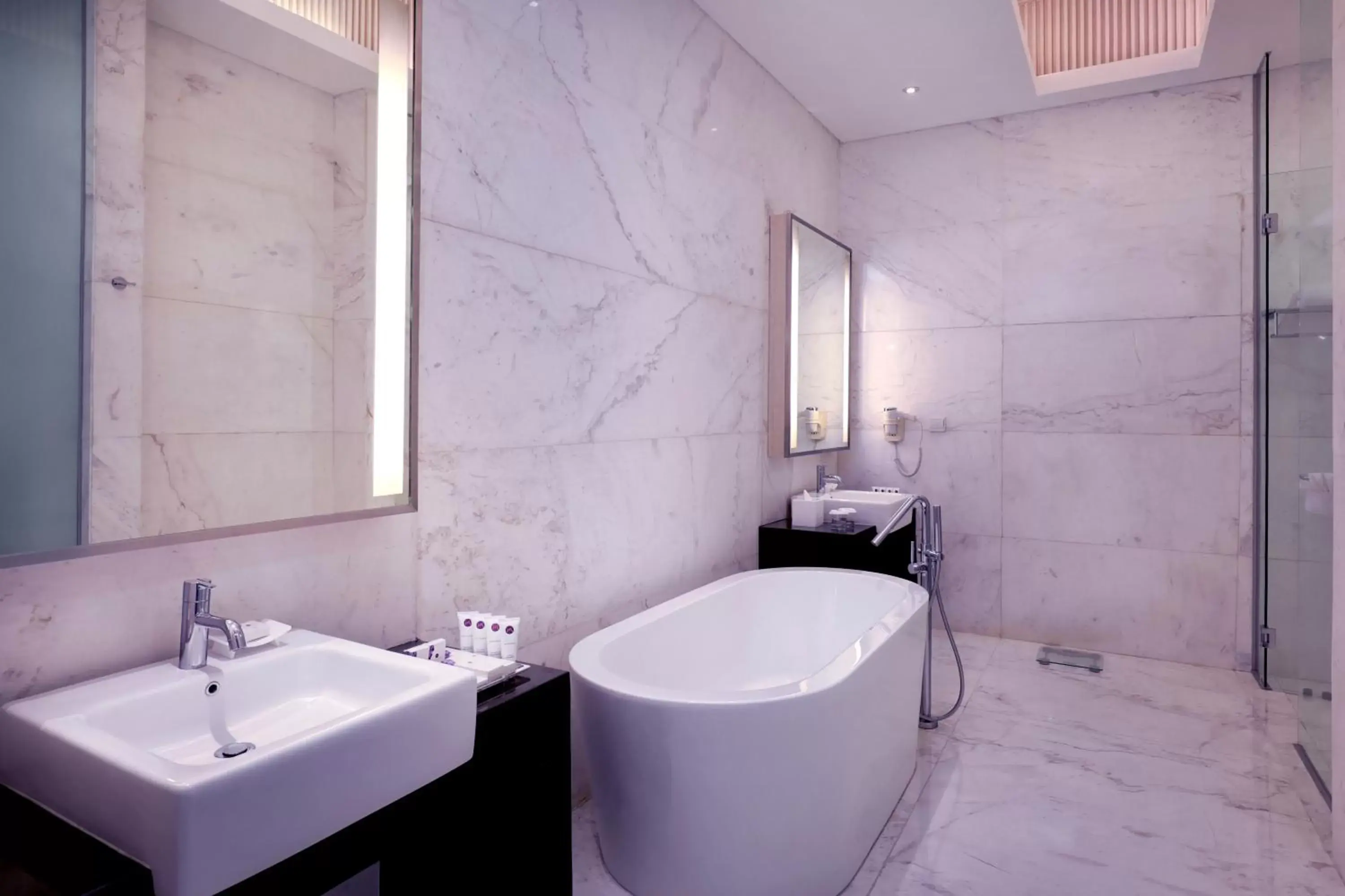 Bathroom in Grand Mercure Jakarta Harmoni