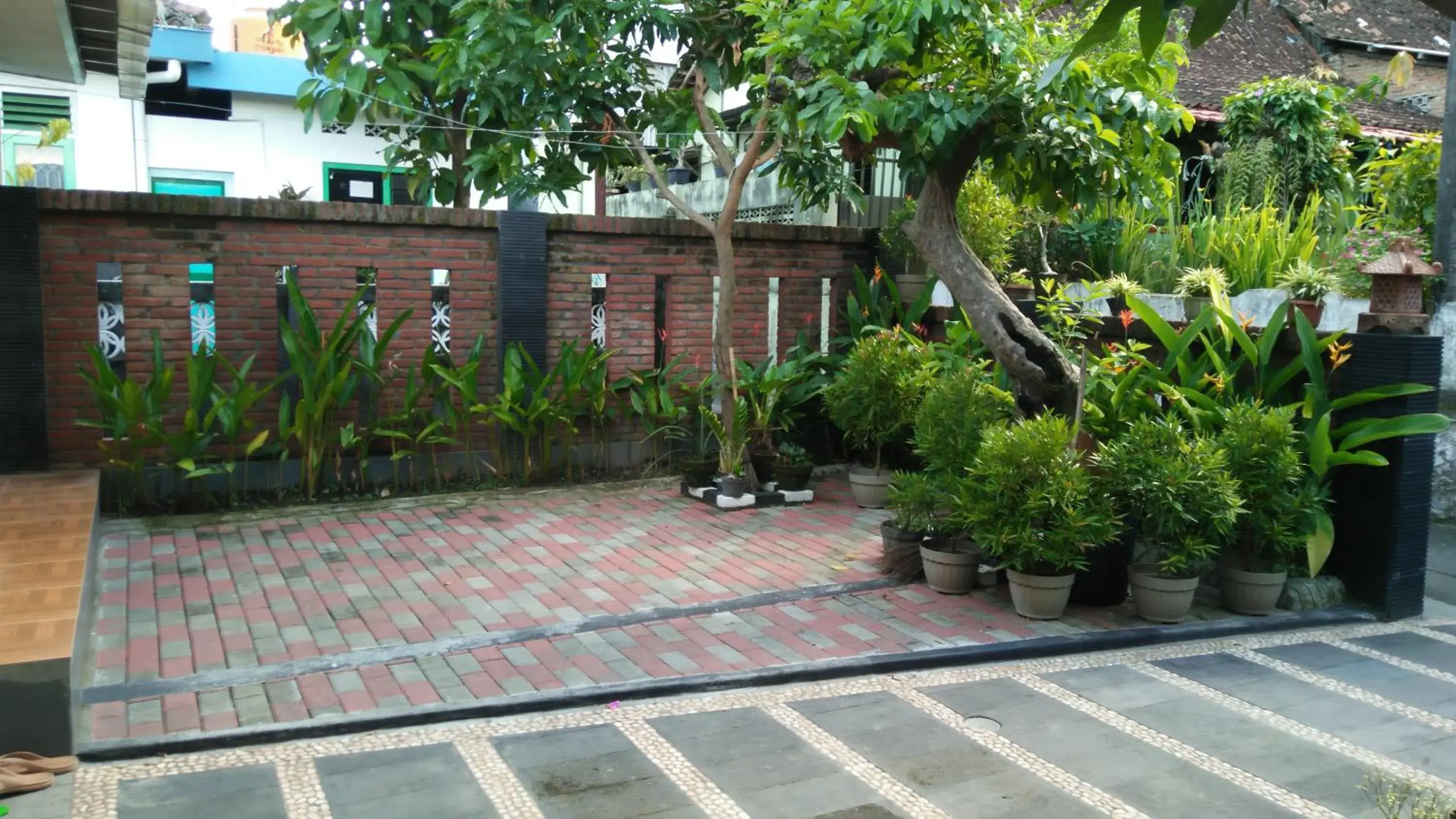 Parking, Property Building in Ngampilan Backpacker Hostel