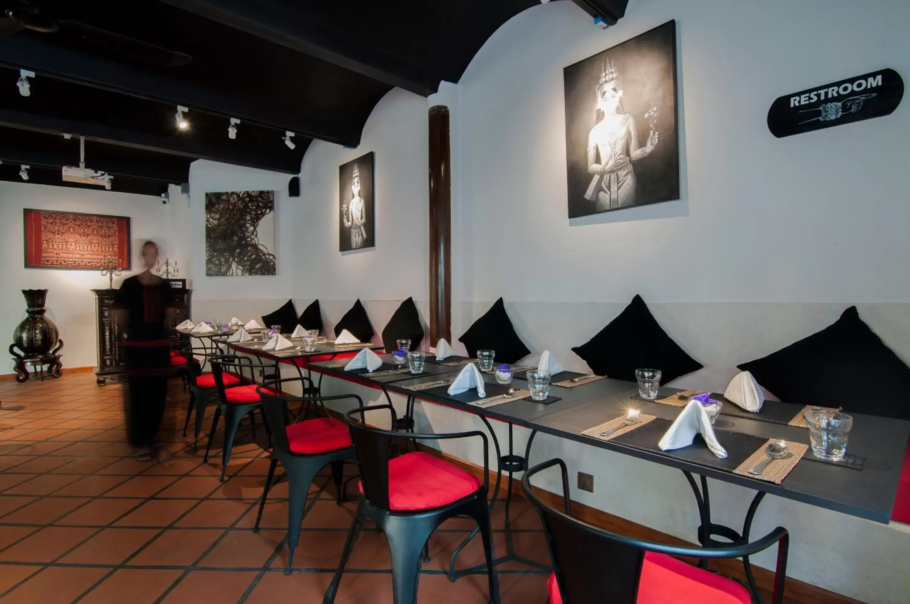 Restaurant/Places to Eat in La Rose Suites