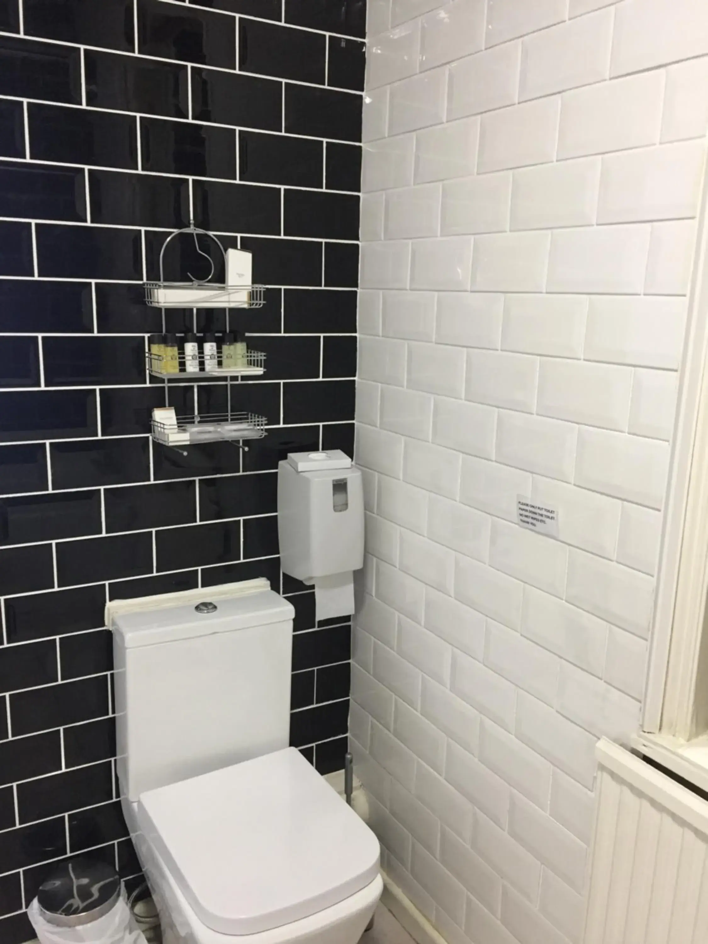 Toilet, Bathroom in The Gordon House Hotel