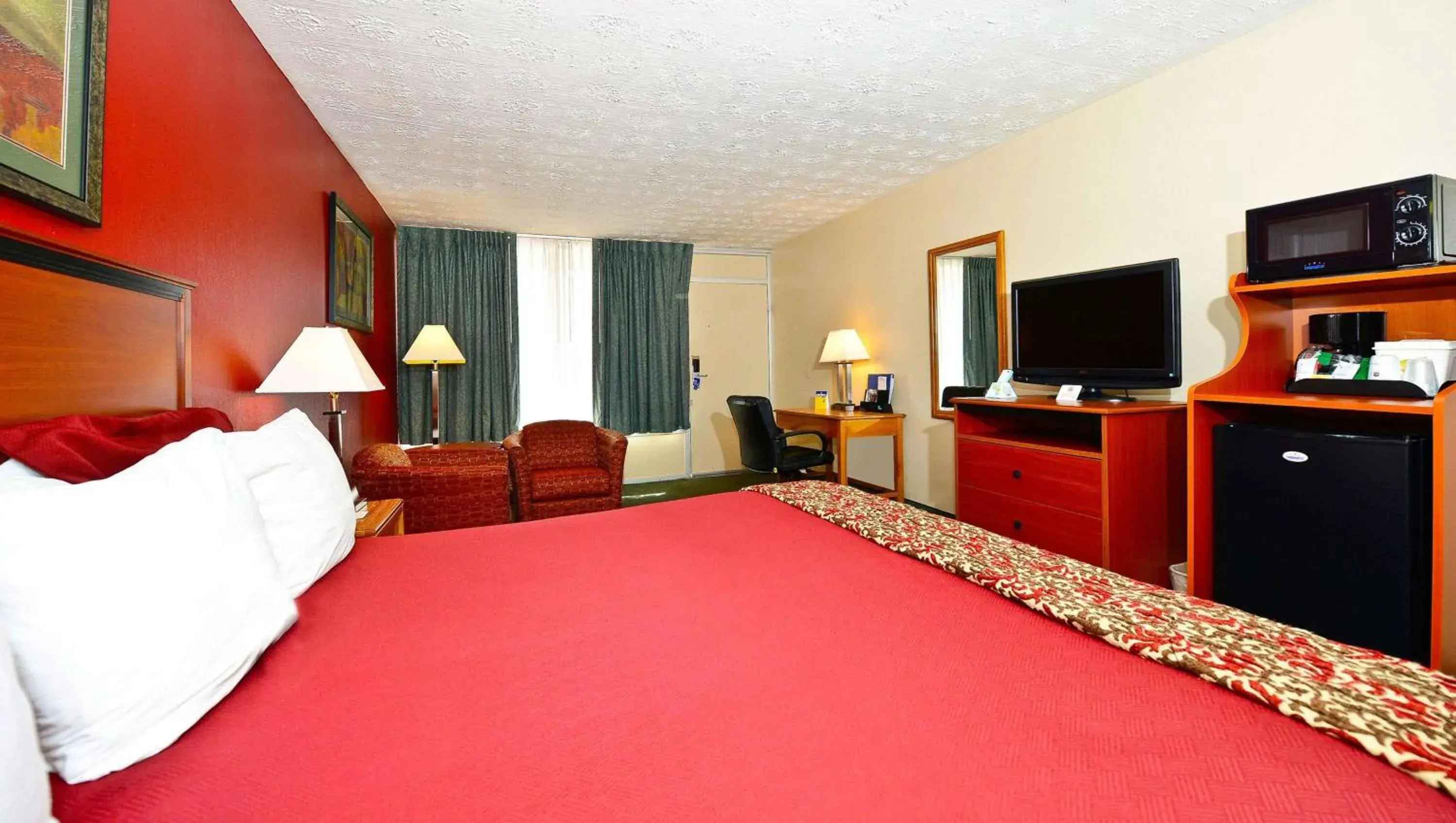 Photo of the whole room, Bed in Magnuson Hotel Mountain View Photo of the whole room, Bed in Magnuson Hotel Mountain View