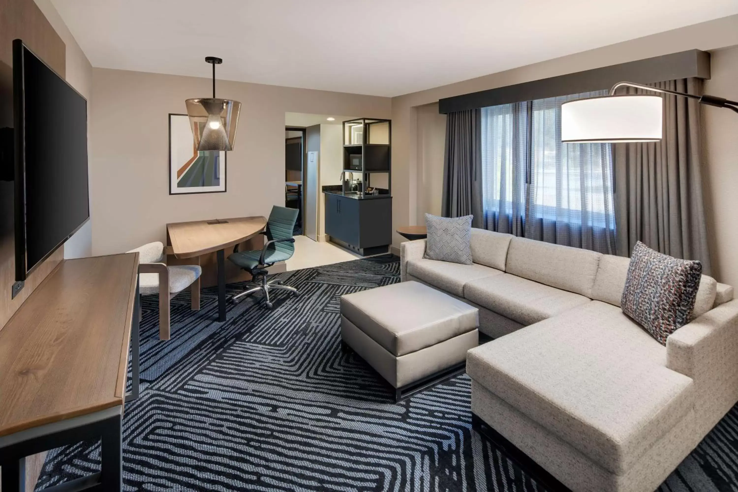 Bedroom, Seating Area in Embassy Suites by Hilton San Rafael Marin County