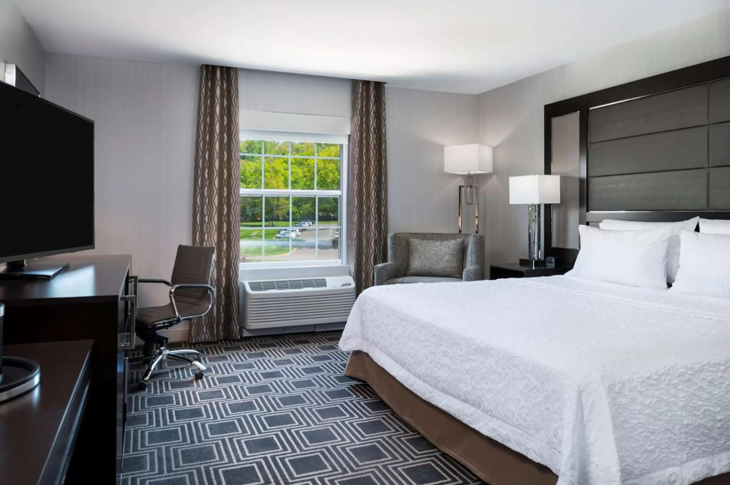 Bedroom, Bed in Hampton Inn & Suites Bridgewater, NJ