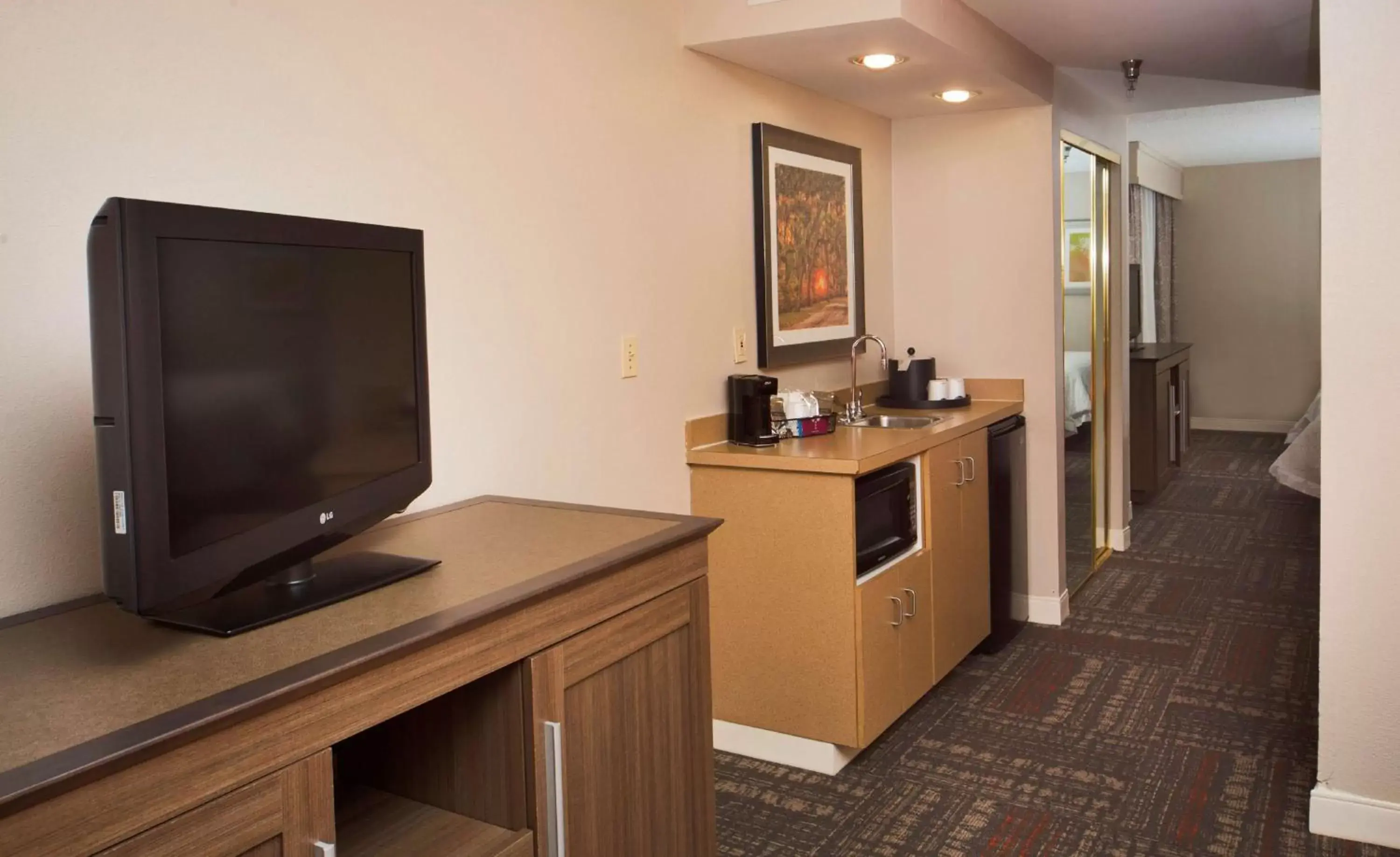 Bed, TV/Entertainment Center in Hampton Inn & Suites Valdosta/Conference Center