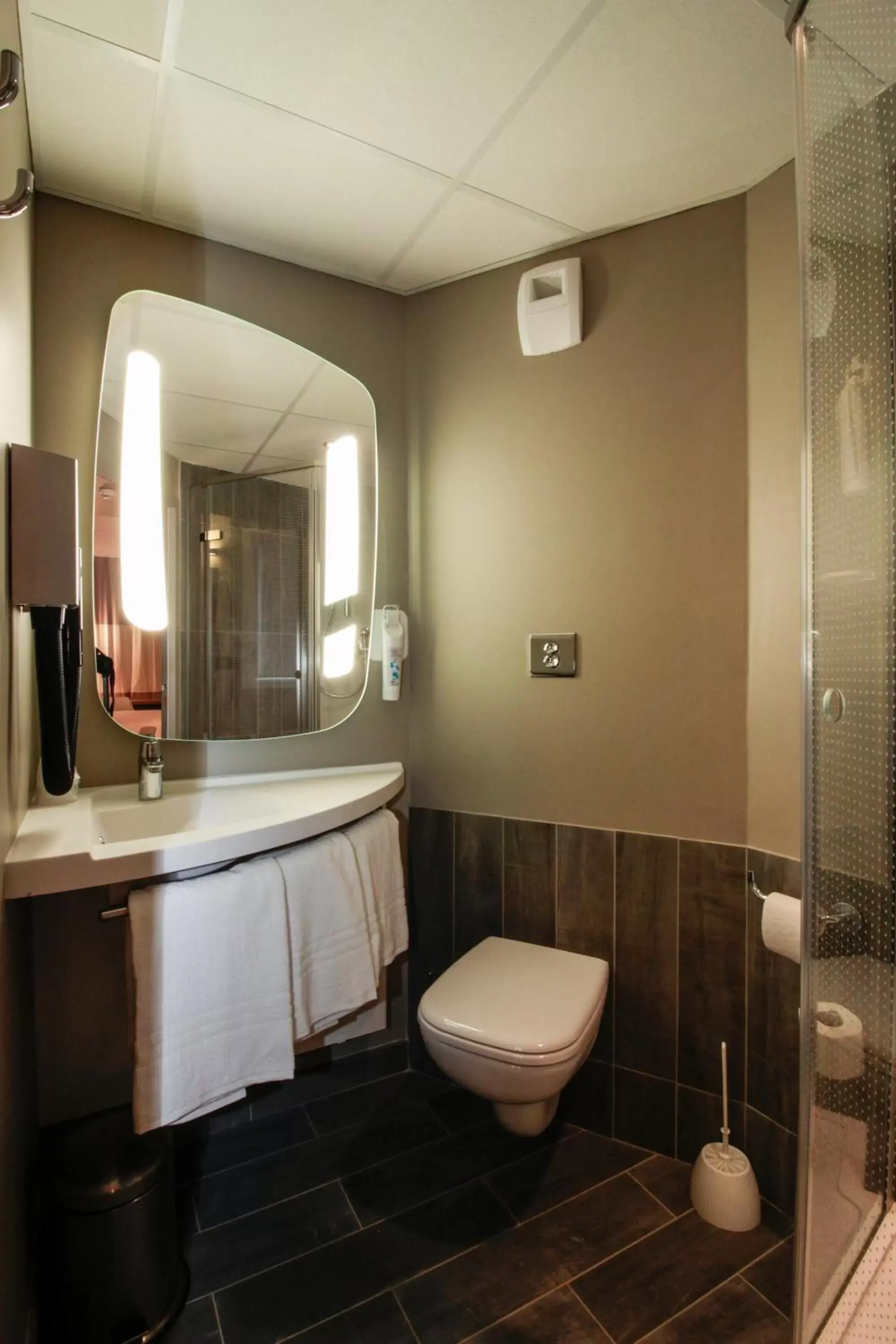 Shower, Bathroom in ibis Cahors