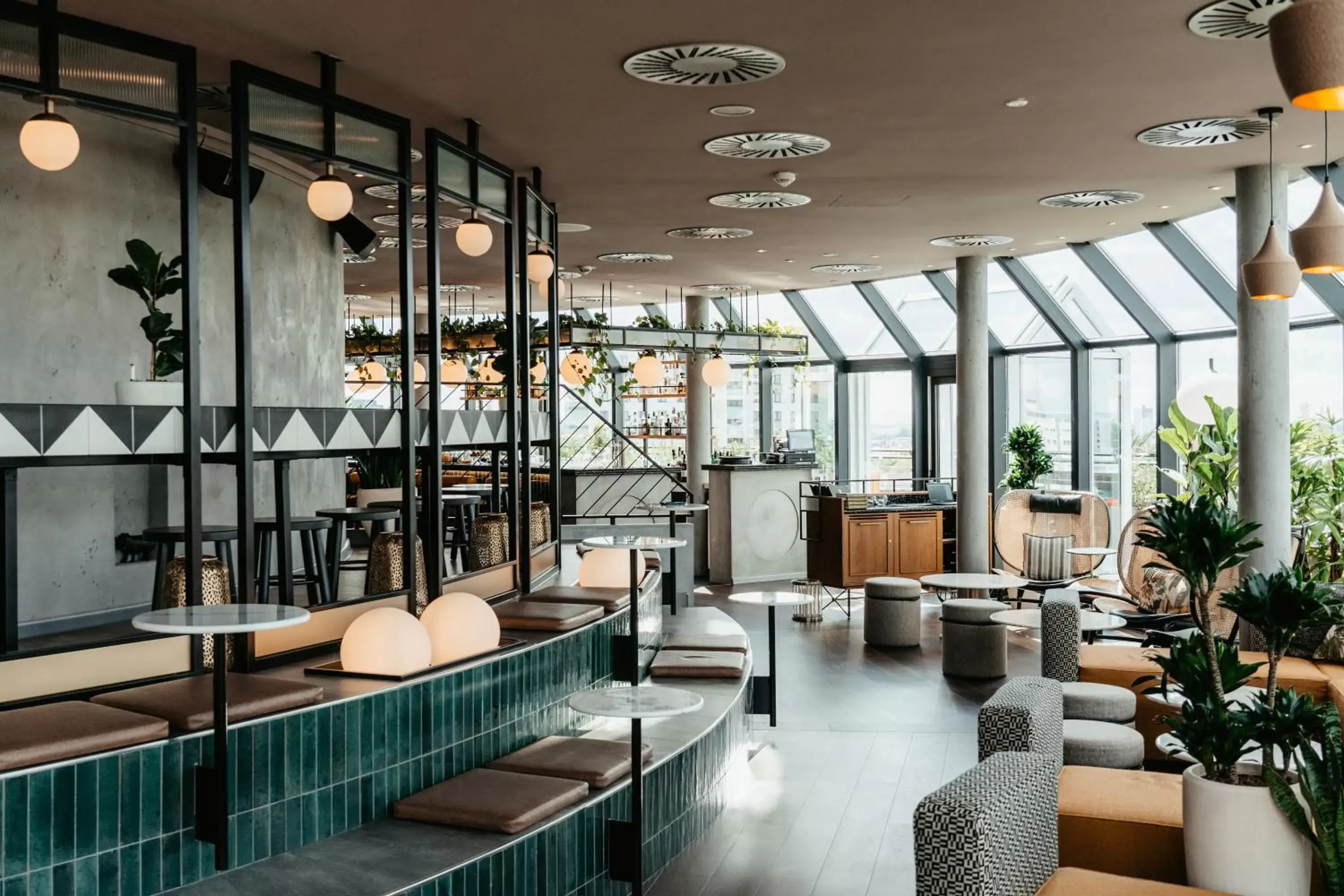 Restaurant/places to eat in Wasserturm Hotel Cologne, Curio Collection by Hilton