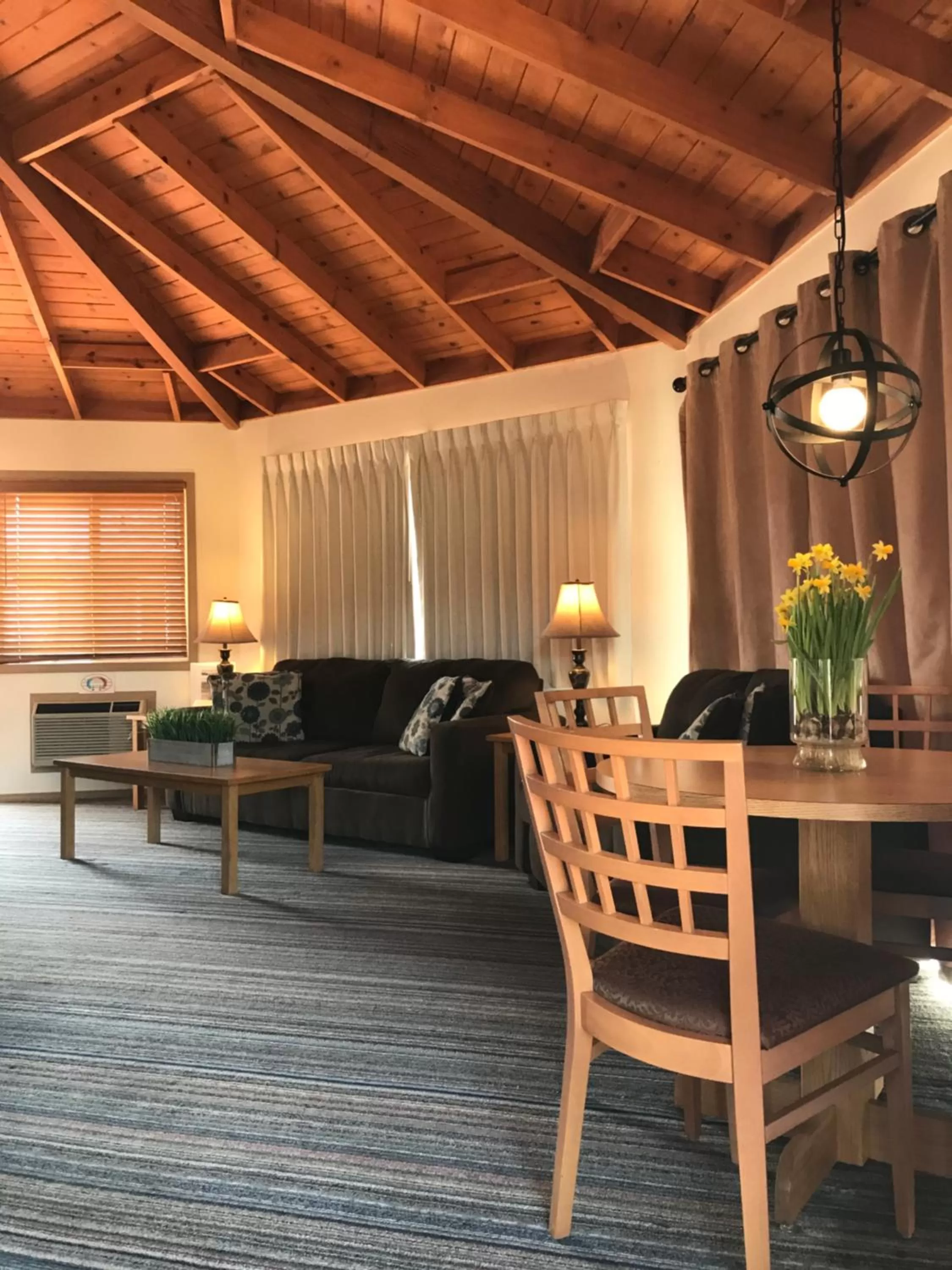 Living room, Dining Area in Smith Rock Resort