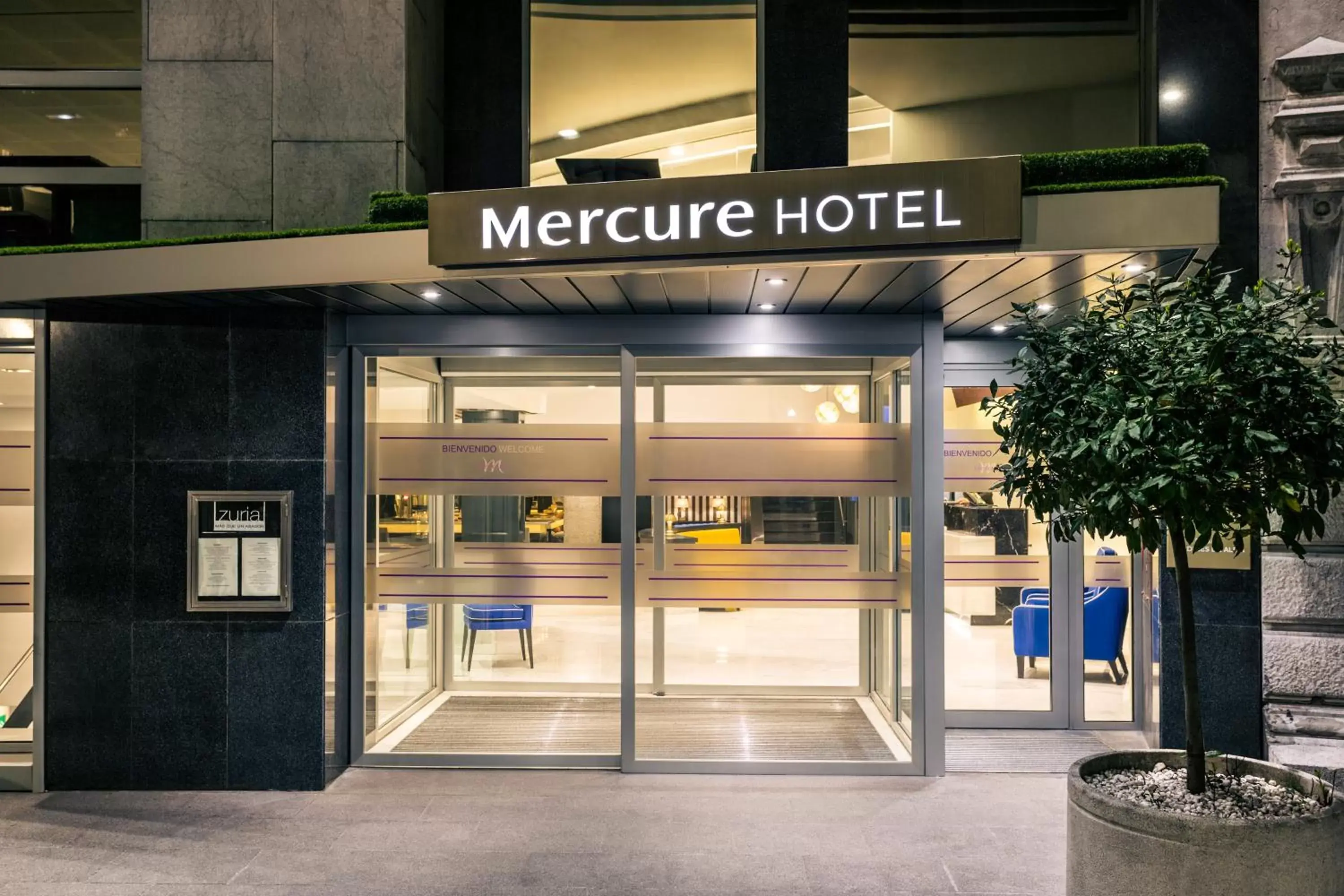 Facade/entrance in Hotel Mercure Jardines de Albia