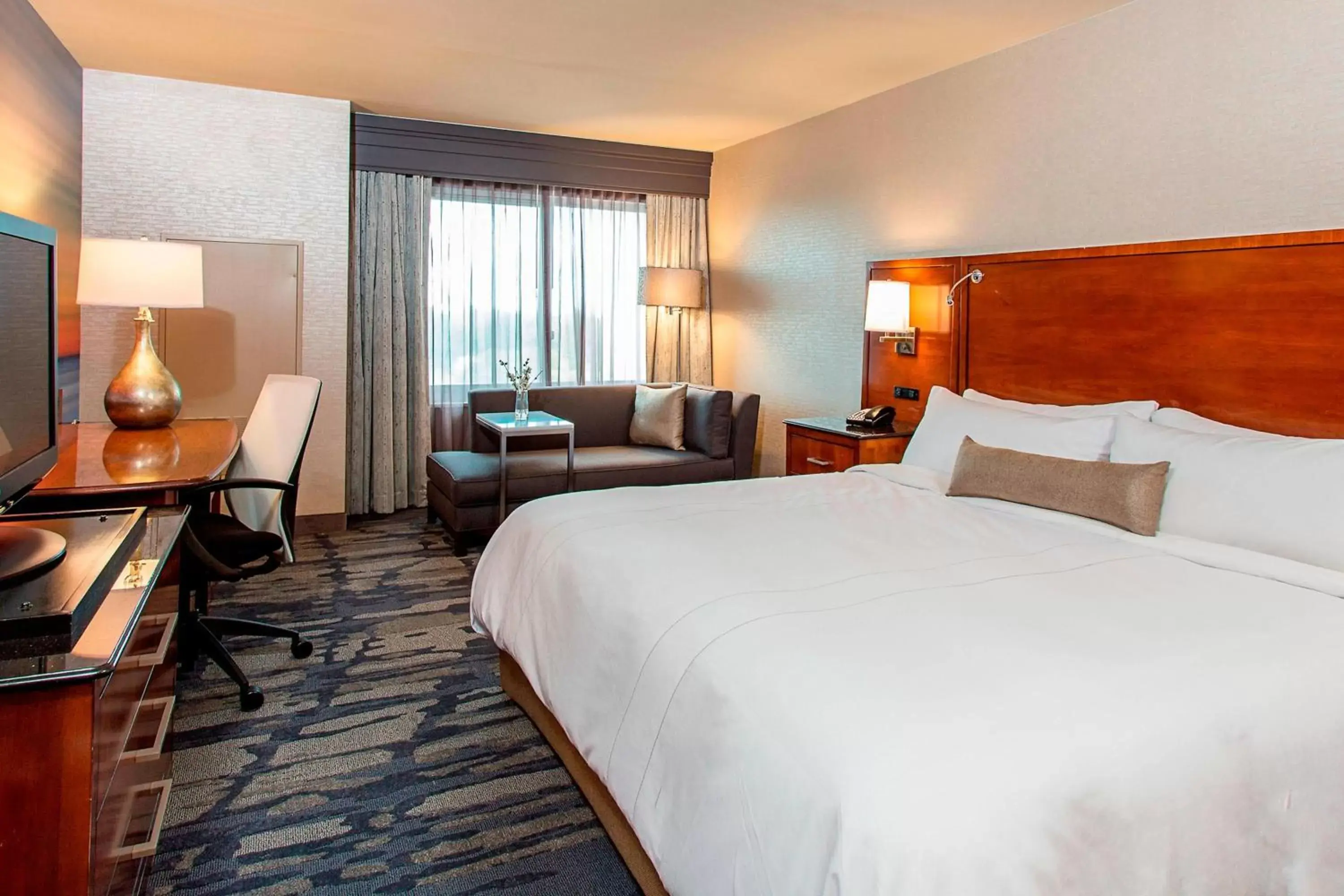 Photo of the whole room, Bed in Rochester Airport Marriott