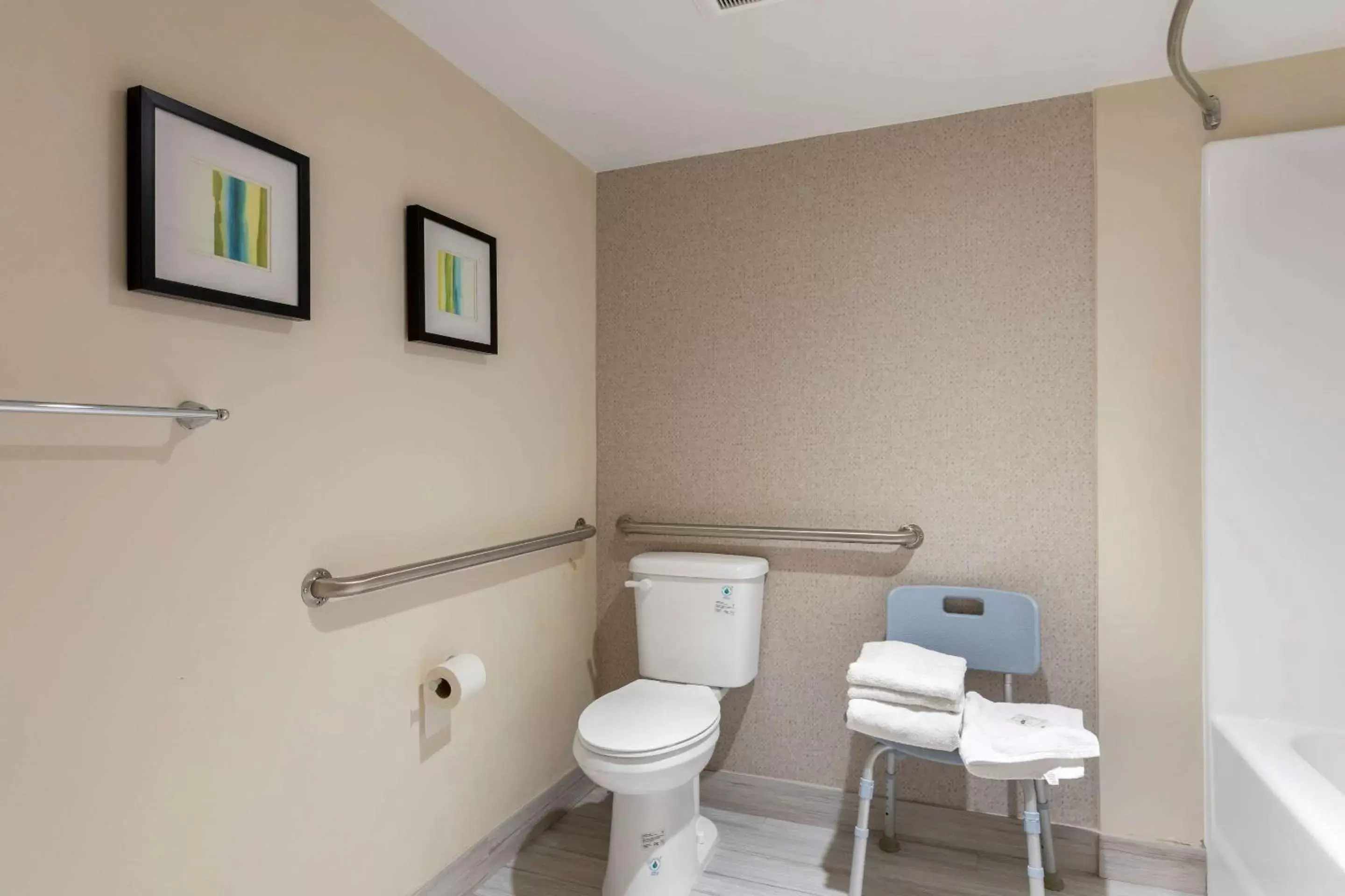 Bedroom, Bathroom in Quality Inn & Suites Camarillo-Oxnard