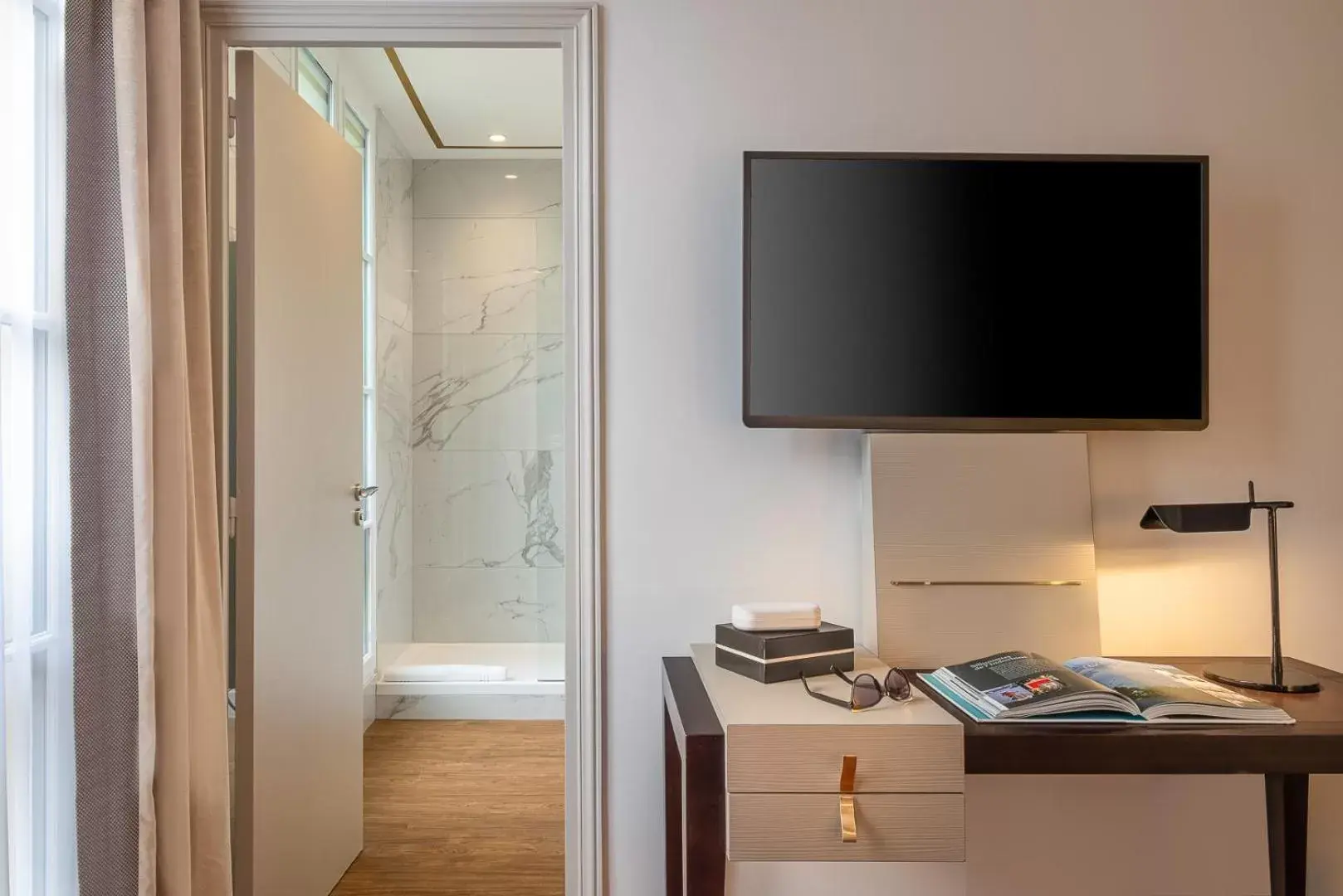 TV and multimedia, TV/Entertainment Center in Hôtel Le Walt by Inwood Hotels