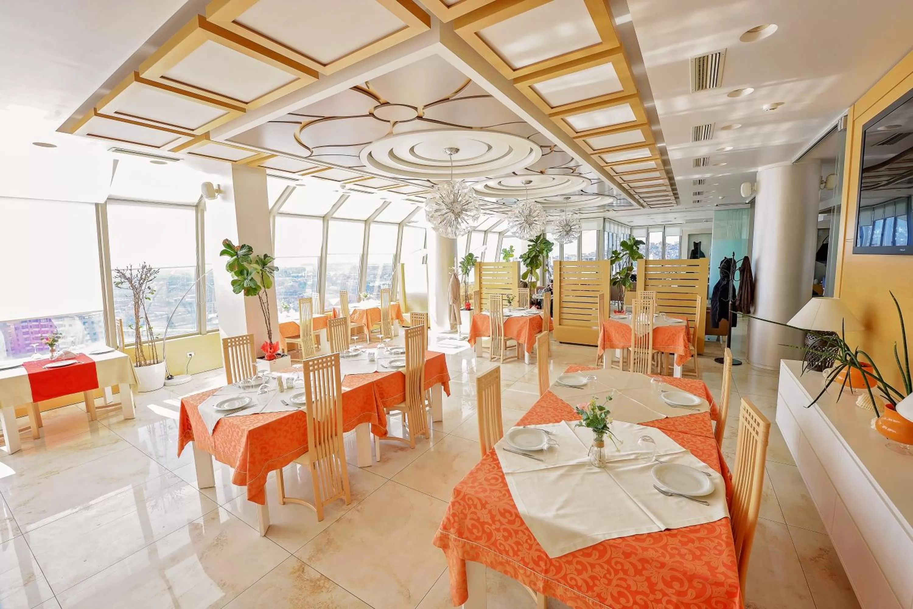 Restaurant/places to eat in Jolly Hotel