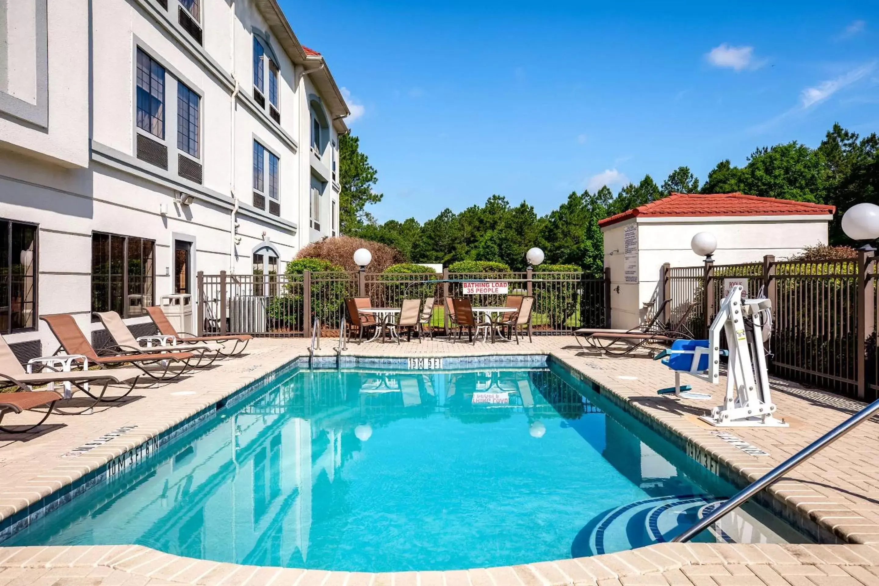 On site, Swimming Pool in Comfort Inn & Suites Savannah Airport