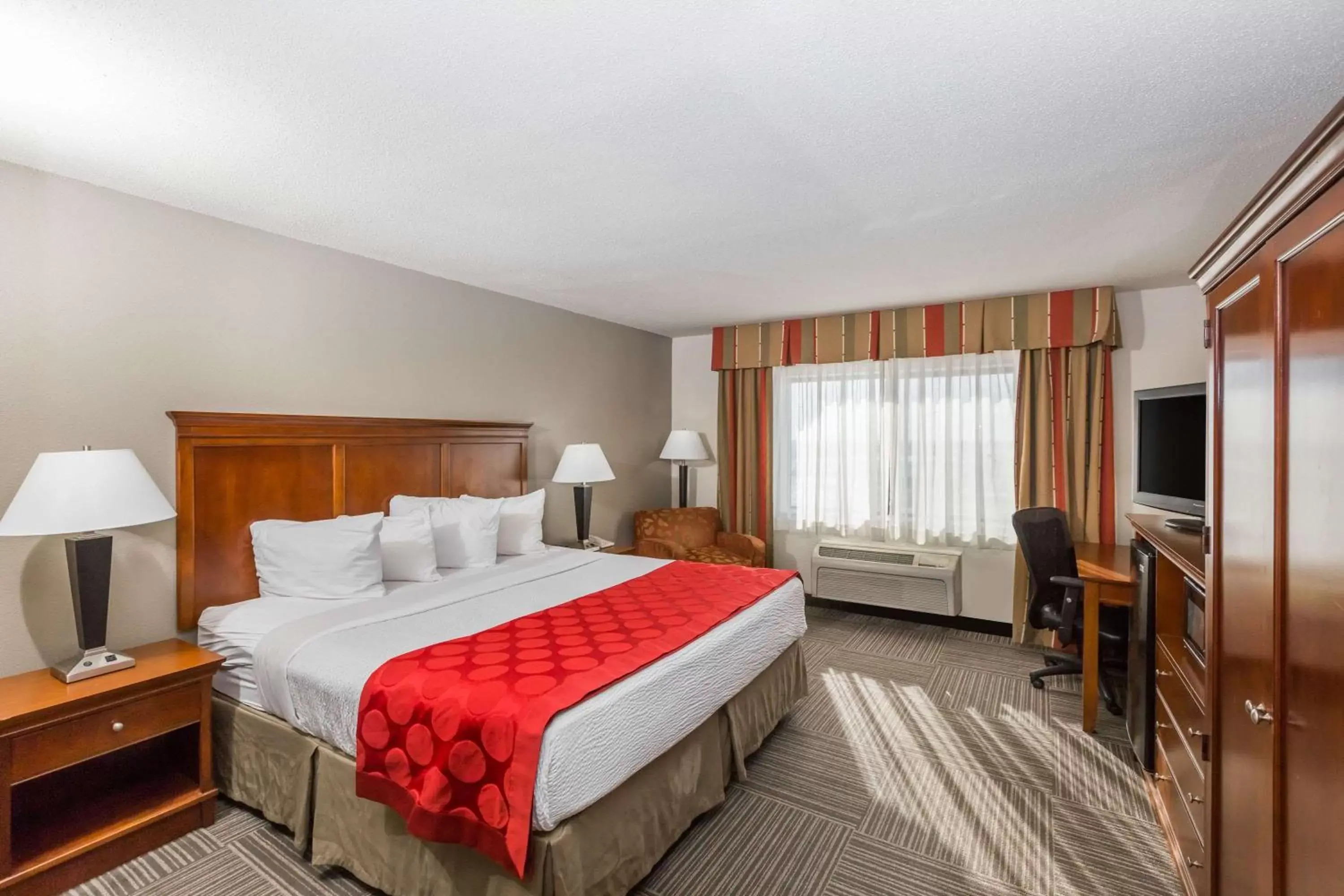 Photo of the whole room, Bed in Ramada by Wyndham Platte City KCI Airport