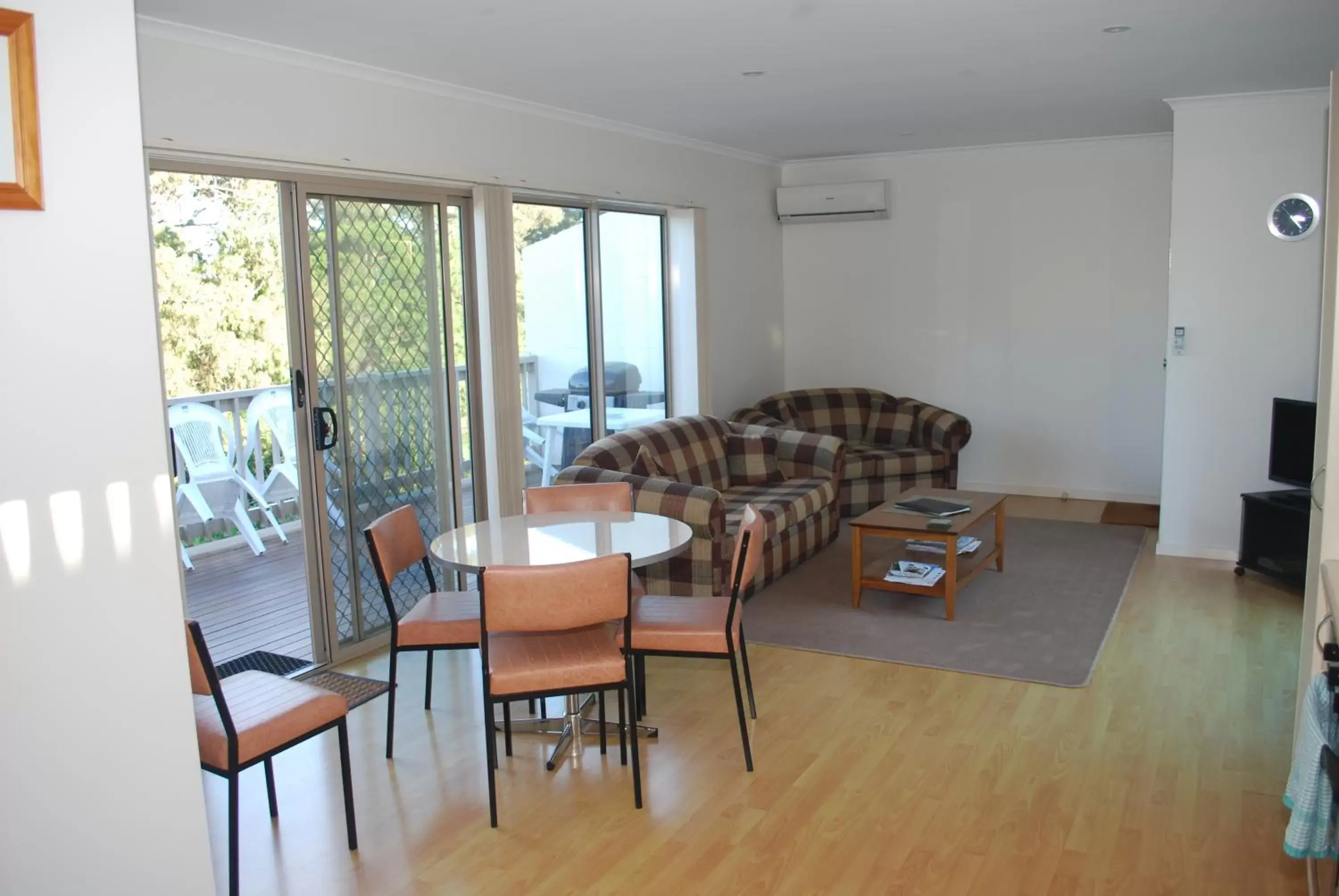 Living room, Seating Area in Lookout Holiday Units