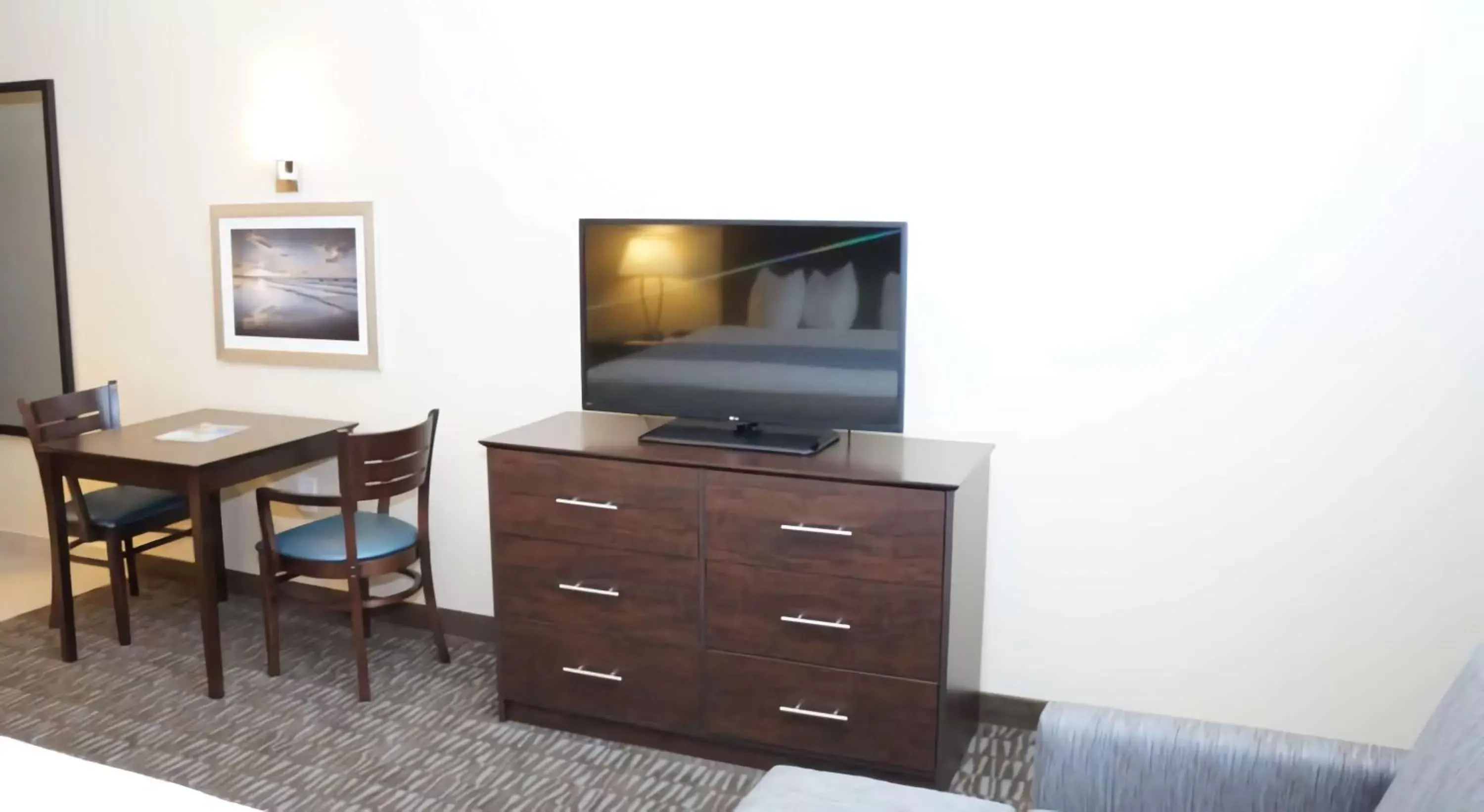 Living room, TV/Entertainment Center in Best Western Naples Plaza Hotel