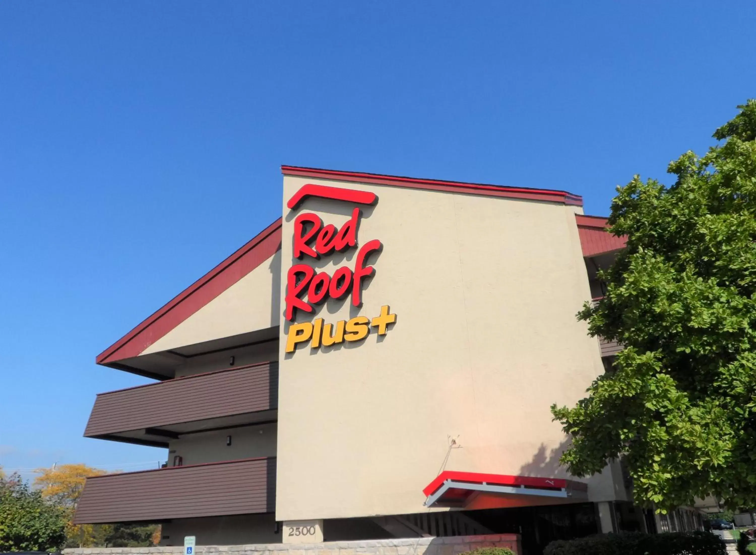 Property Building in Red Roof Inn PLUS Chicago - Hoffman Estates