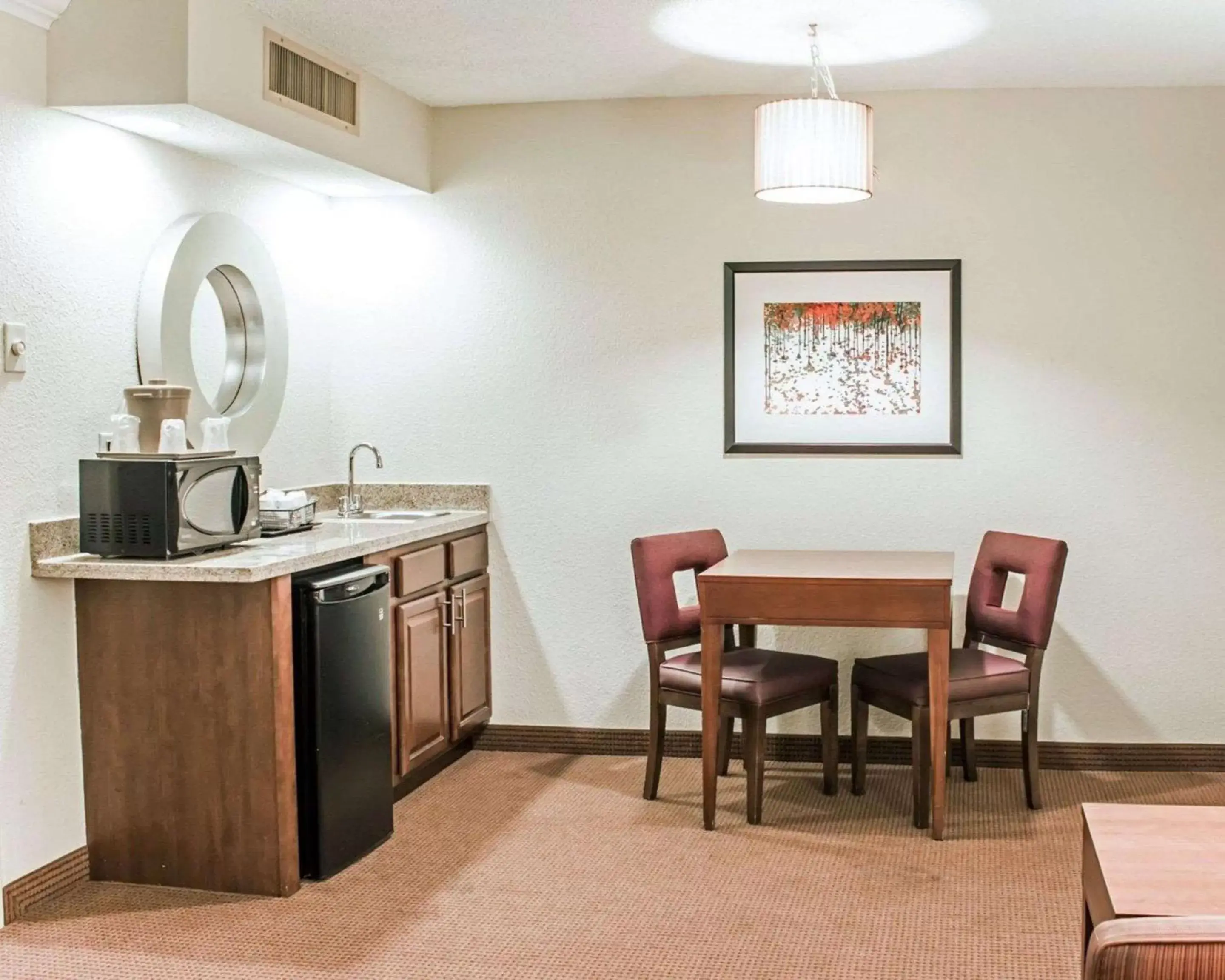 Photo of the whole room, Kitchen/Kitchenette in Comfort Inn Fayetteville West Near Fort Liberty